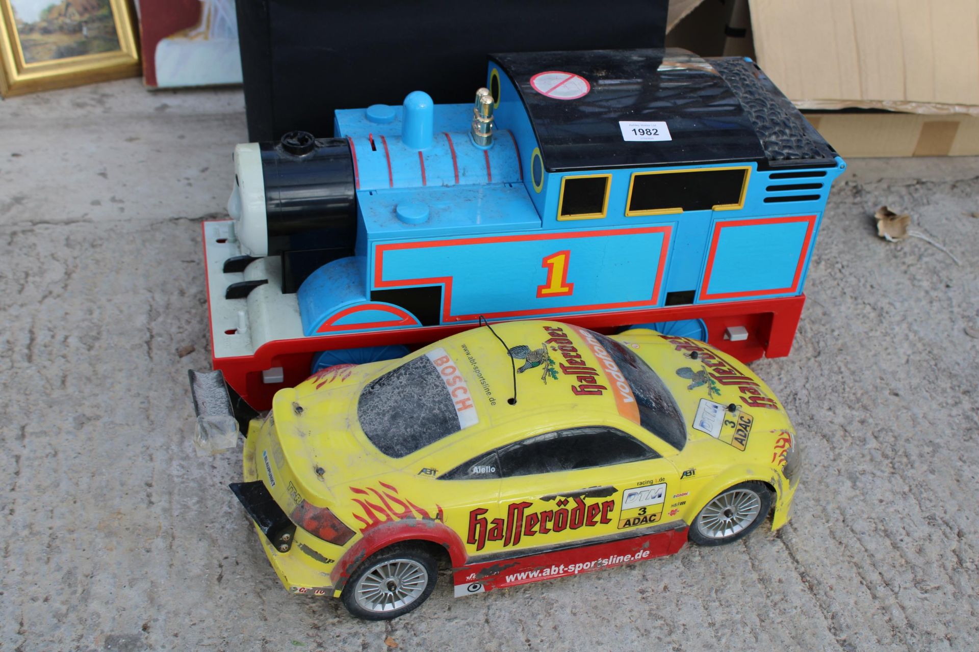 AN ASSORTMENT OF CHILDRENS TOYS TO INCLUDE A THOMAS THE TANK, A CAR AND FIGURES ETC - Image 2 of 4