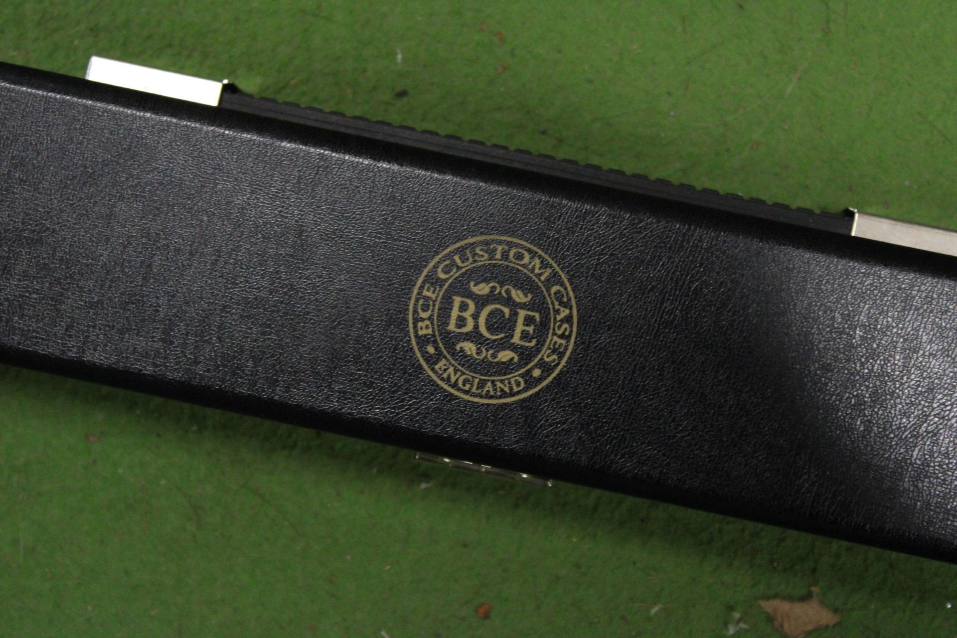 A STINGER DE LUX POOL CUE IN A HARD CASE - Image 6 of 6