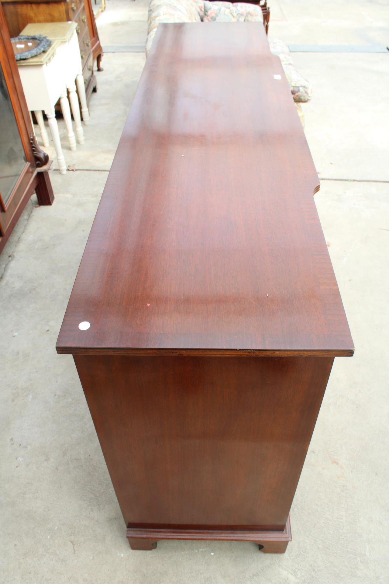 A MAHOGANY AND CROSS BANDED BREAKFRONT REPRODUX SIDEBOARD ENCLOSING FOUR DRAWERS AND FOUR CUPBOARDS, - Image 3 of 5