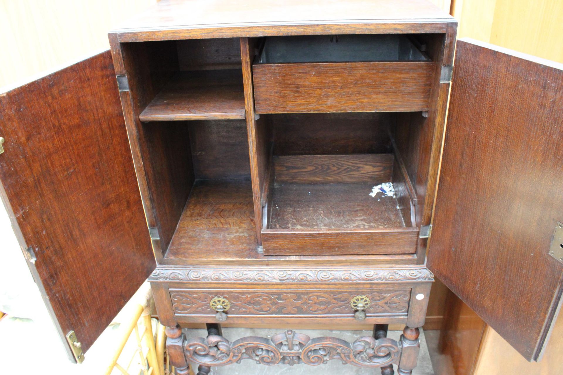 AN EARLY 20TH CENTURY OAK JACOBEAN STYLE COCKTAIL CABINET ENCLOSING SLIDES AND A SINGLE DRAWER ON - Bild 2 aus 4
