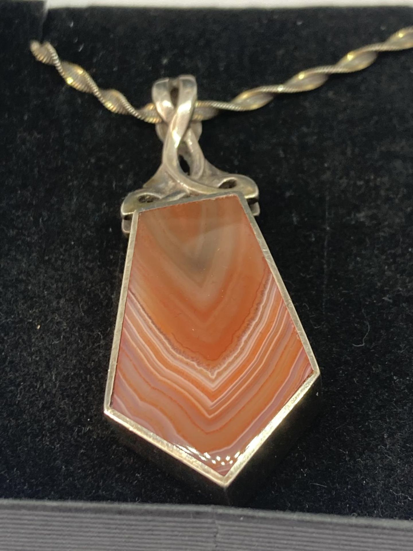 A SILVER AND AGATE NECKLACE - Image 2 of 2