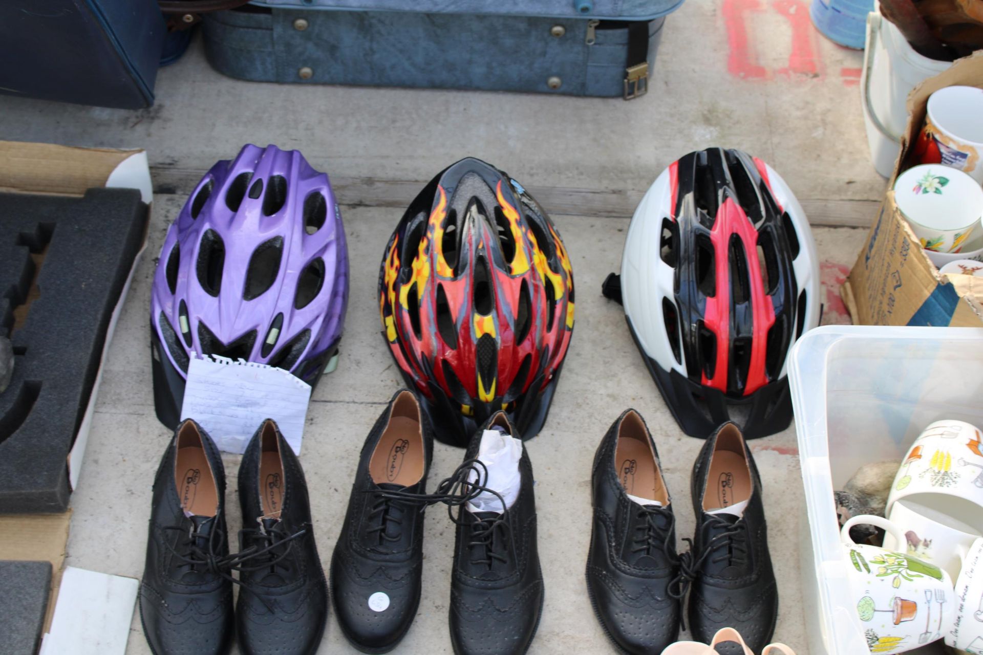 AN ASSORTMENT OF MENS AND LADIES SHOES AND THREE BIKE HELMETS - Image 2 of 3
