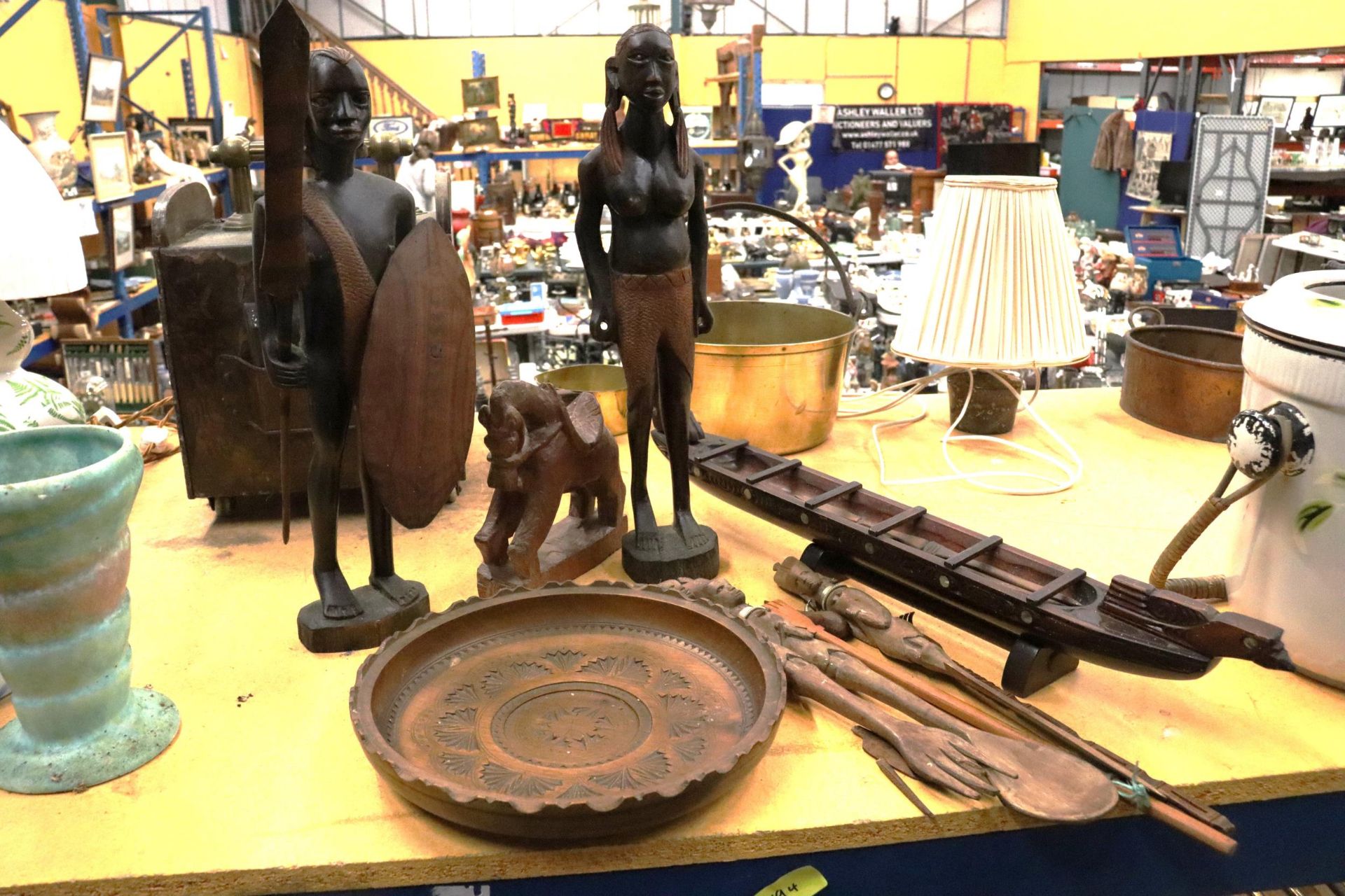 A MIXED LOT OF WOODEN SCULPTURES TO INCLUDE BOWL, UTENSILS, HAND CARVED WOODEN BOAT ETC