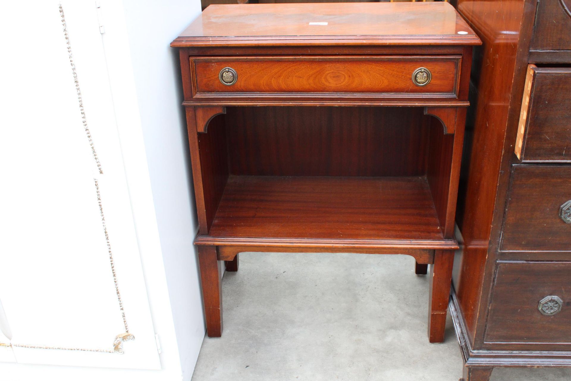 A REPRODUCTION MAHOGANY SIDE TABLE WITH OPEN BASE AND SINGLE DRAWER WITH BRASS PLUME OF FEATHERS - Image 2 of 2