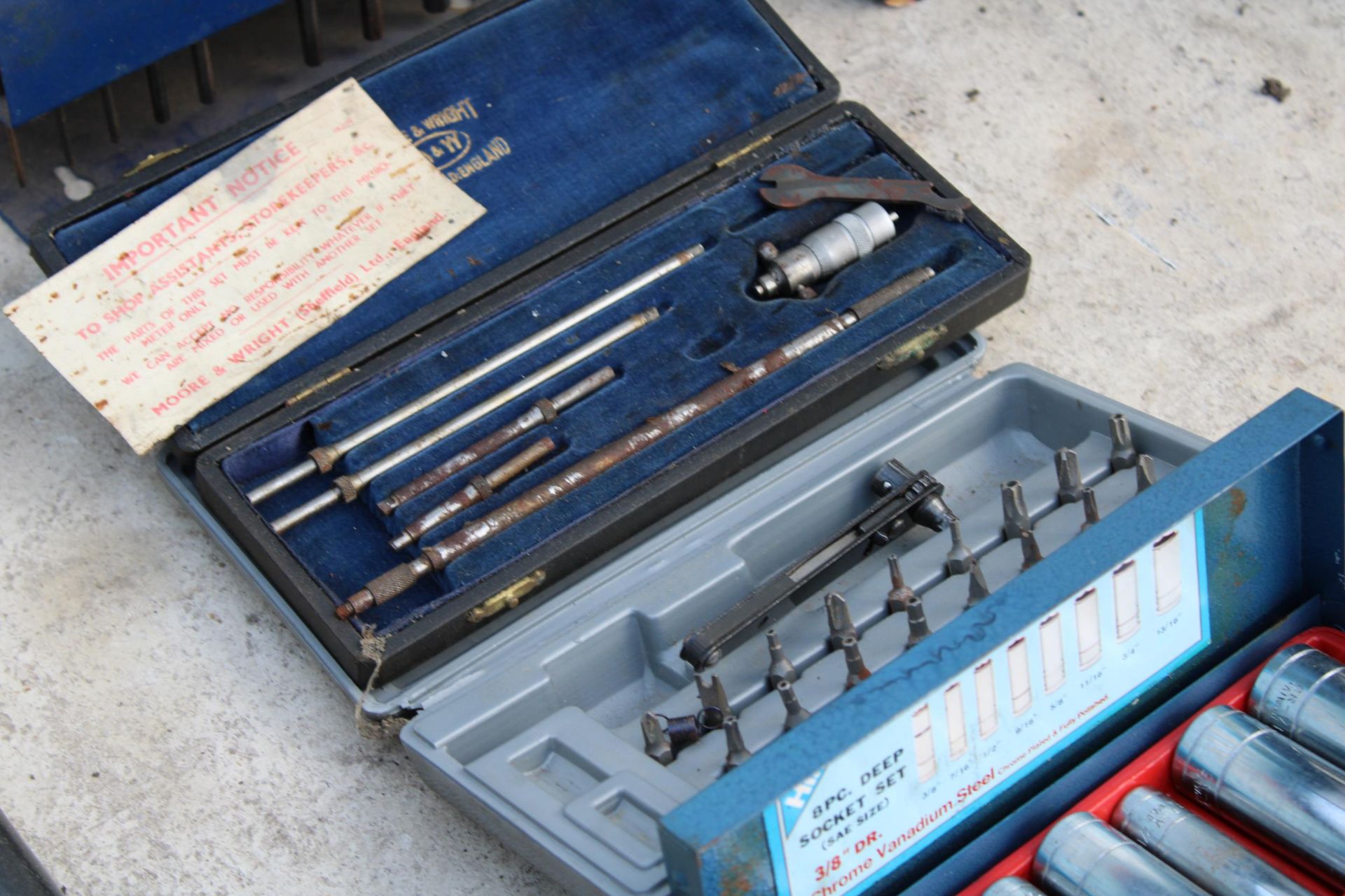 AN ASSORTMENT OF TOOLS TO INCLUDE A SOCKET SET AND ALAN KEY SET ETC - Image 3 of 4