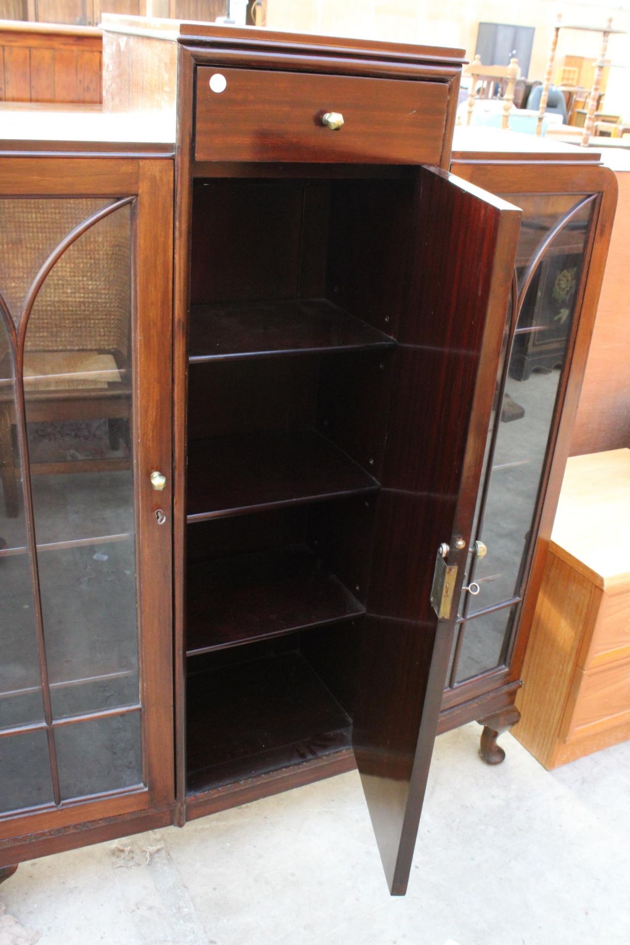 A MID 20TH CENTURY MAHOGANY TWO DOOR GLAZED DISPLAY CABINET WITH CENTRE CUPBOARD AND DRAWER ON - Image 5 of 5