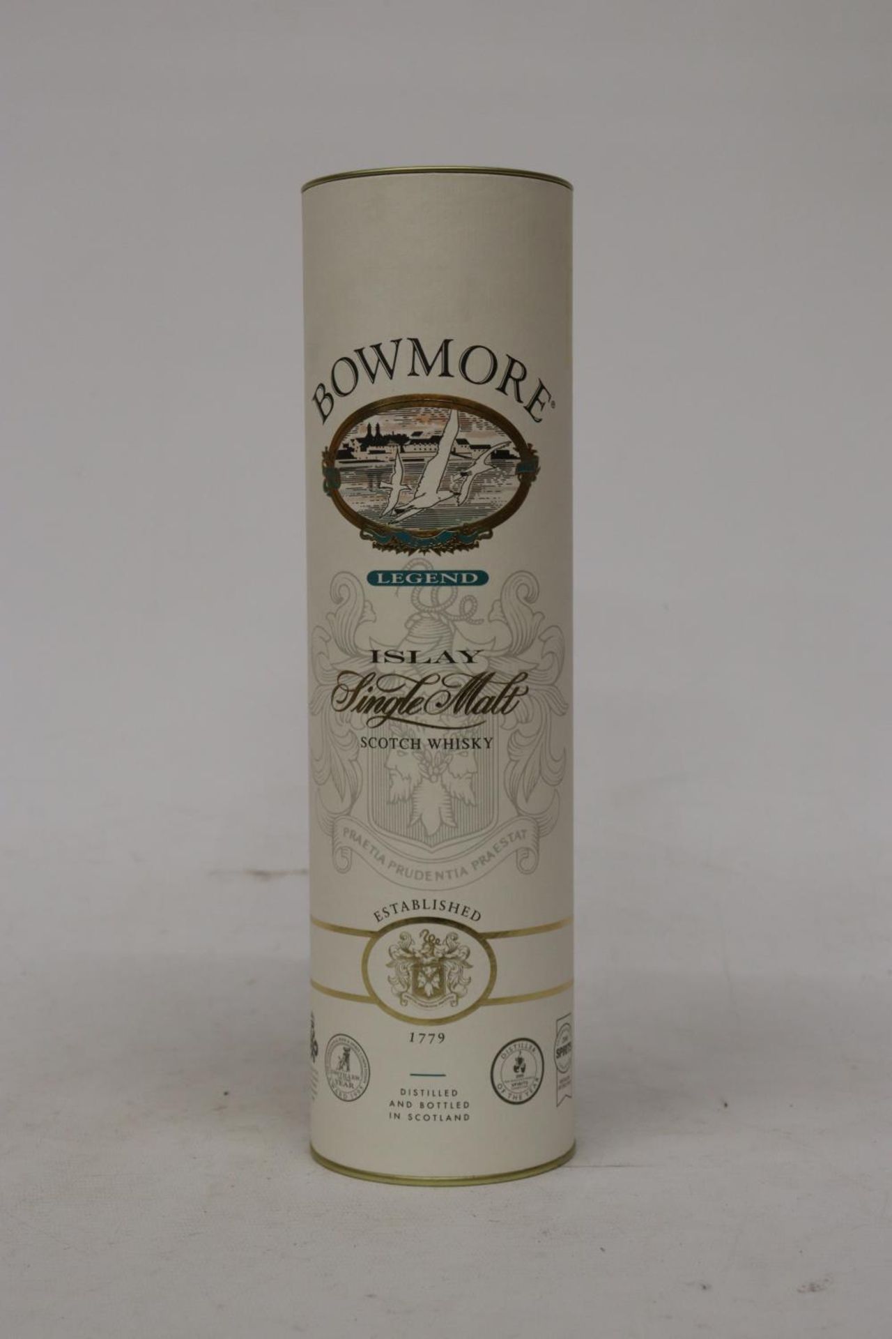 A BOTTLE OF BOWMORE LEGEND ISLAY SINGLE MALT WHISKY, BOXED - Image 4 of 5