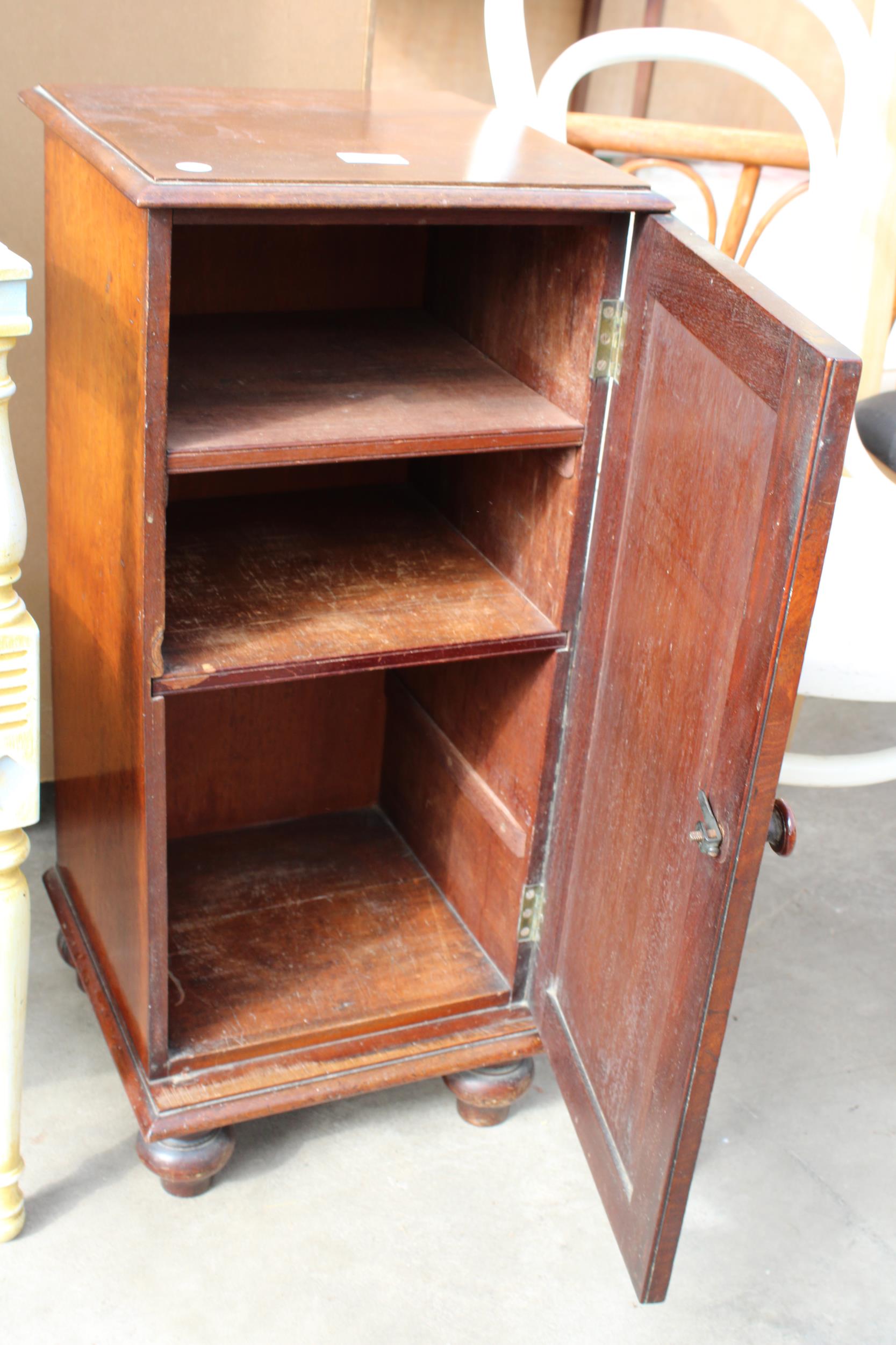 A VICTORIAN MAHOGANY POT CUPBOARD ON TURNED LEGS - Image 2 of 2