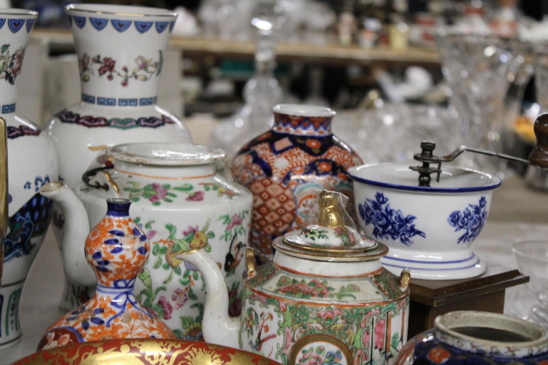 A LARGE QUANTITY OF CERAMICS TO INCLUDE ORIENTAL STYLE VASES AND TEAPOTS PLUS VINTAGE FRENCH - Bild 4 aus 6