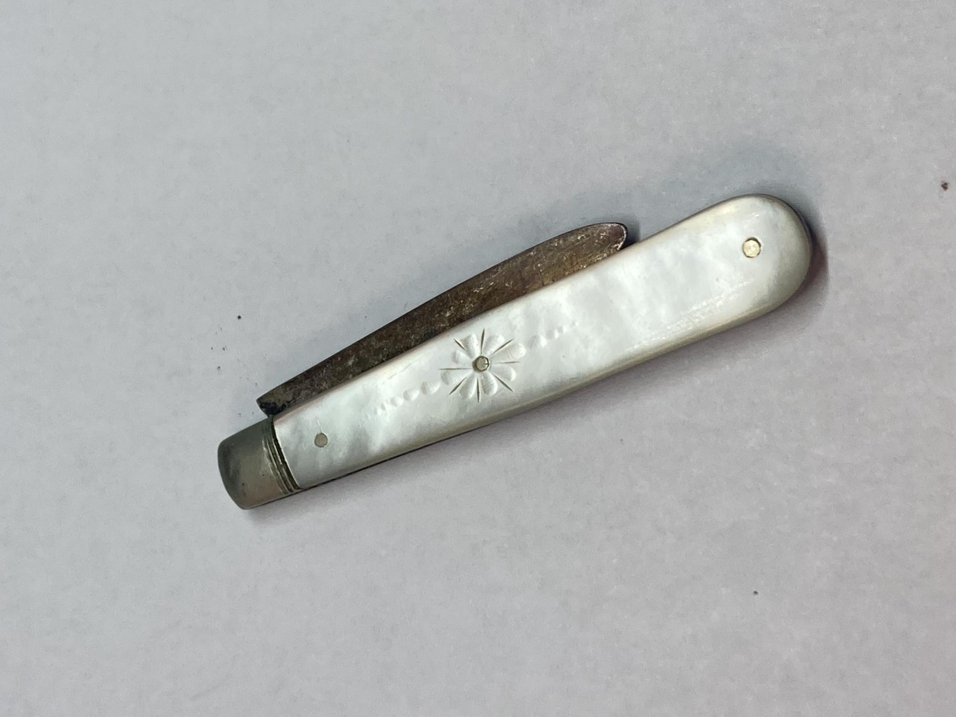 A HALLMARKED SHEFFIELD SILVER FRUIT KNIFE WITH MOTHER OF PEARL HANDLE - Image 4 of 4