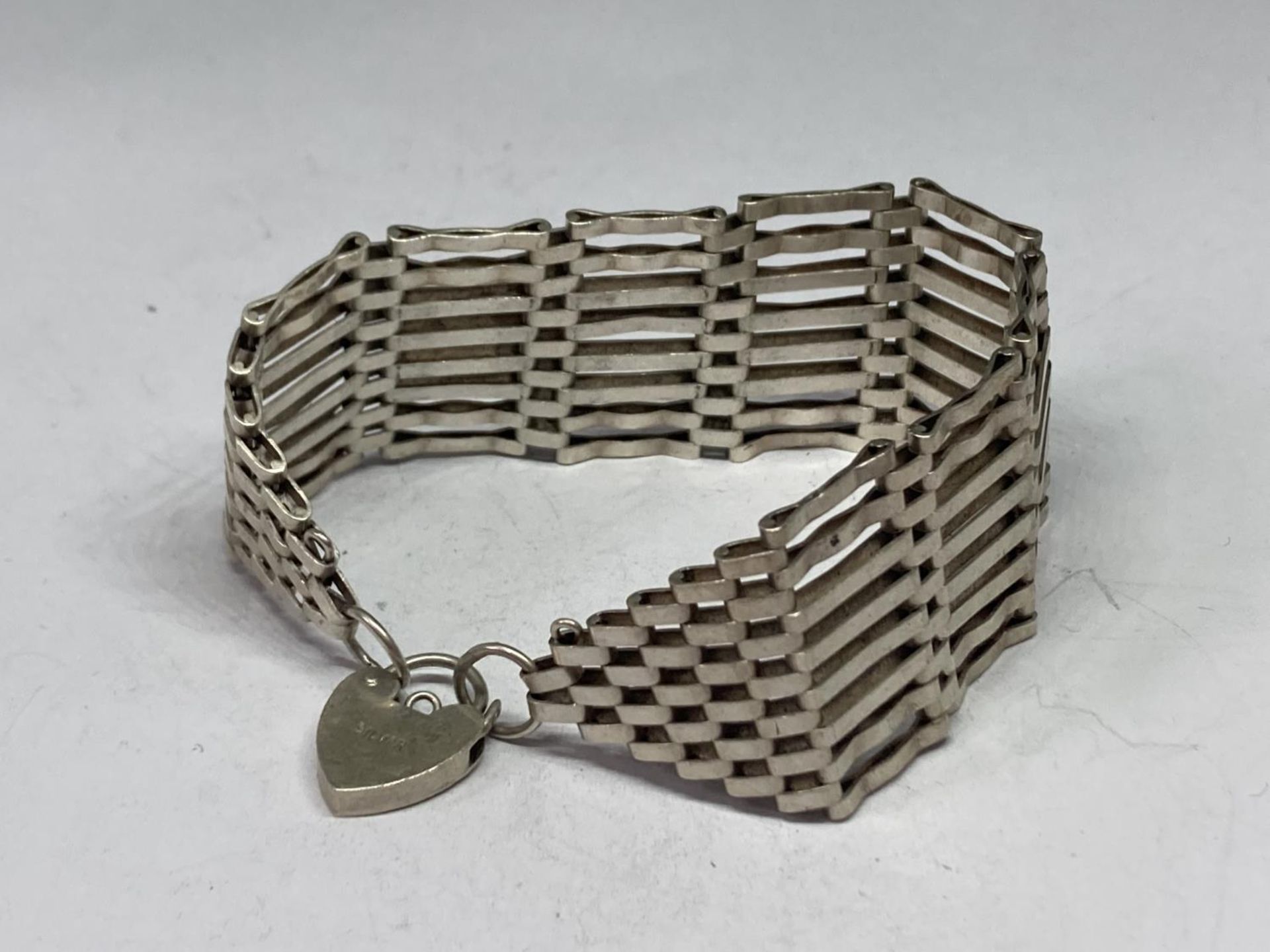 A SILVER EIGHT BAR GATE BRACELET