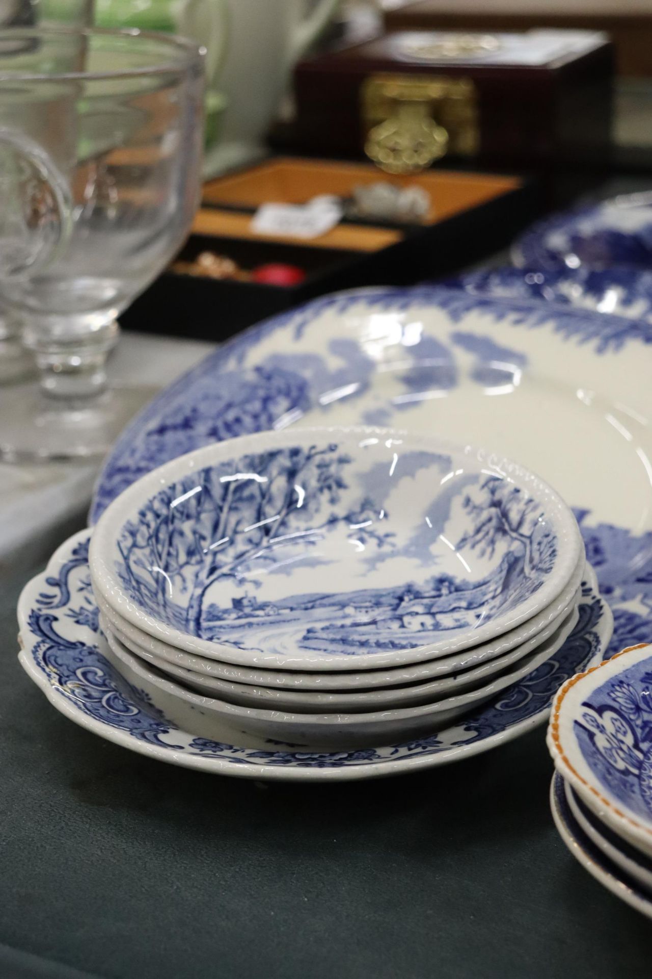 A LARGE QUANTITY OF OF WOODS AND BURLEIGH WARE BLUE AND WHITE CERAMICS TO INCLUDE WILLOW PATTERN, - Bild 13 aus 15