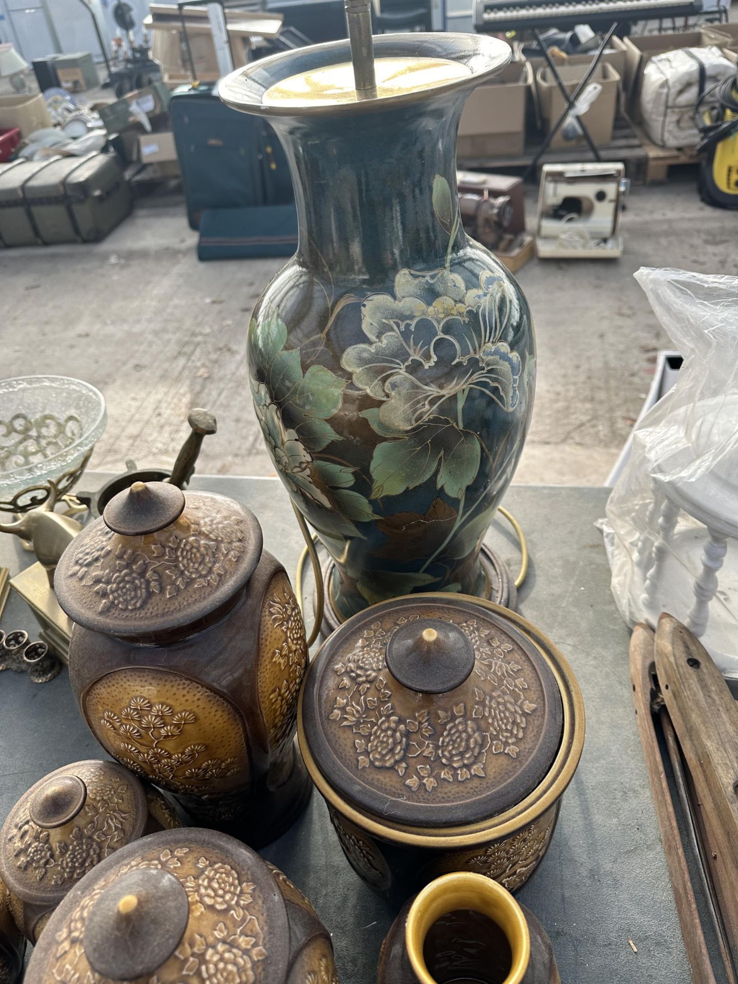 AN ASSORTMENT OF CERAMICS TO INCLUDE AN ORIENTAL STYLE TABLE LAMP, WEDGWOOD LIDDED TRINKETS AND - Image 3 of 3