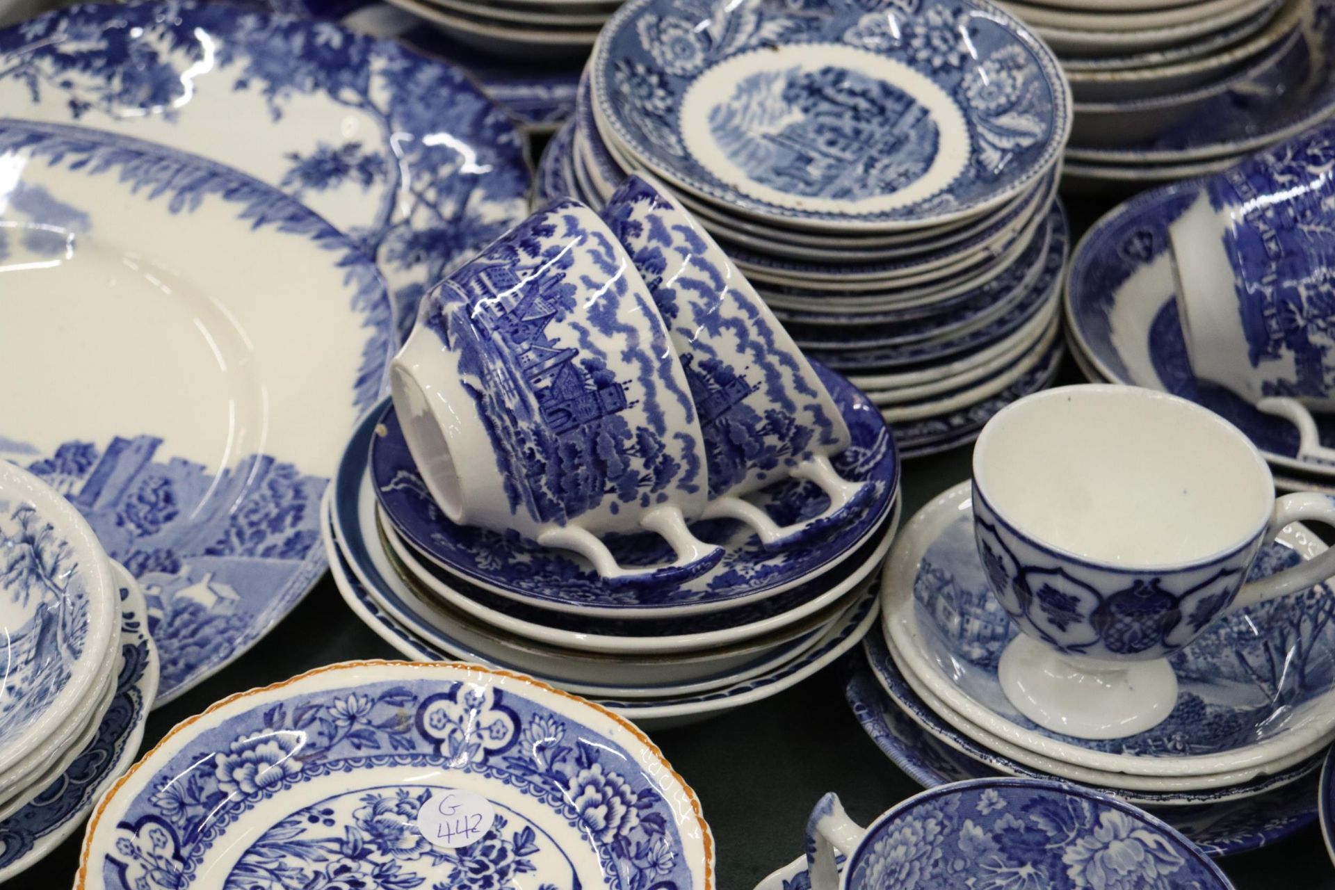A LARGE QUANTITY OF OF WOODS AND BURLEIGH WARE BLUE AND WHITE CERAMICS TO INCLUDE WILLOW PATTERN, - Bild 2 aus 15