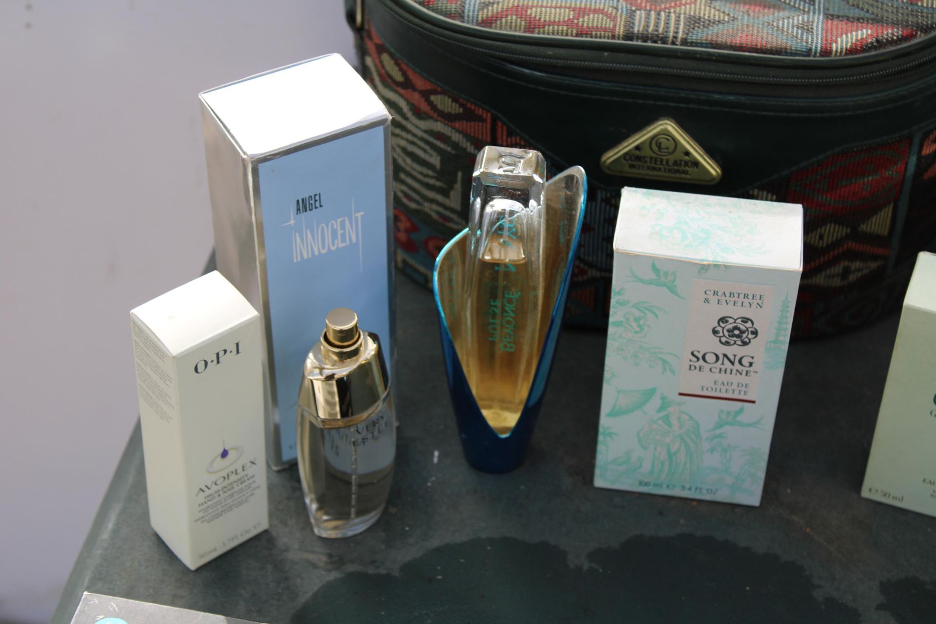 AN ASSORTMENT OF PERFUME TO INCLUDE ELIZABETH ARDEN AND VERY ESTEE ETC - Image 2 of 3