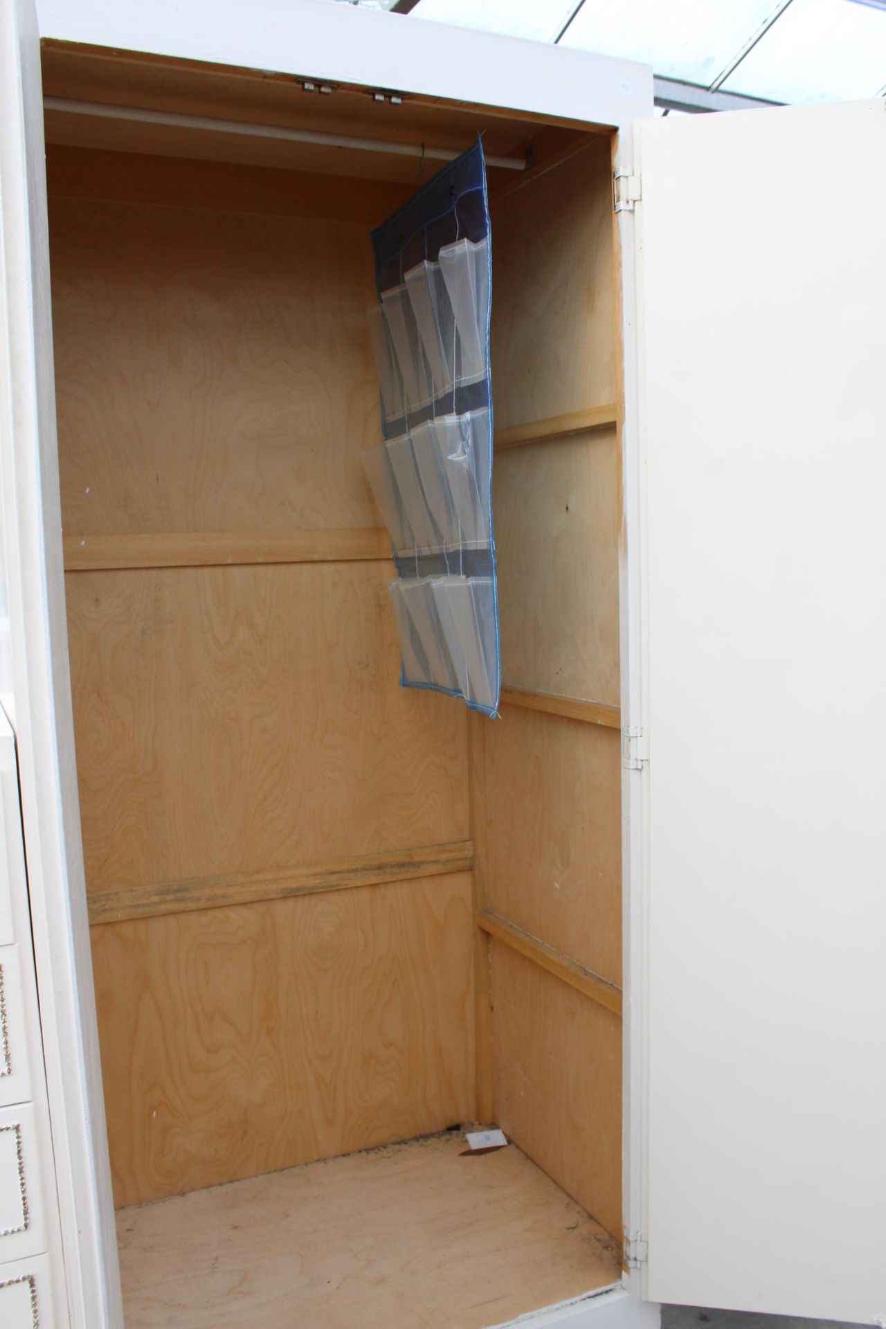 A WHITE AND GILT TWO DOOR WARDROBE AND MATCHING FIVE DRAWER CHEST - Image 2 of 2