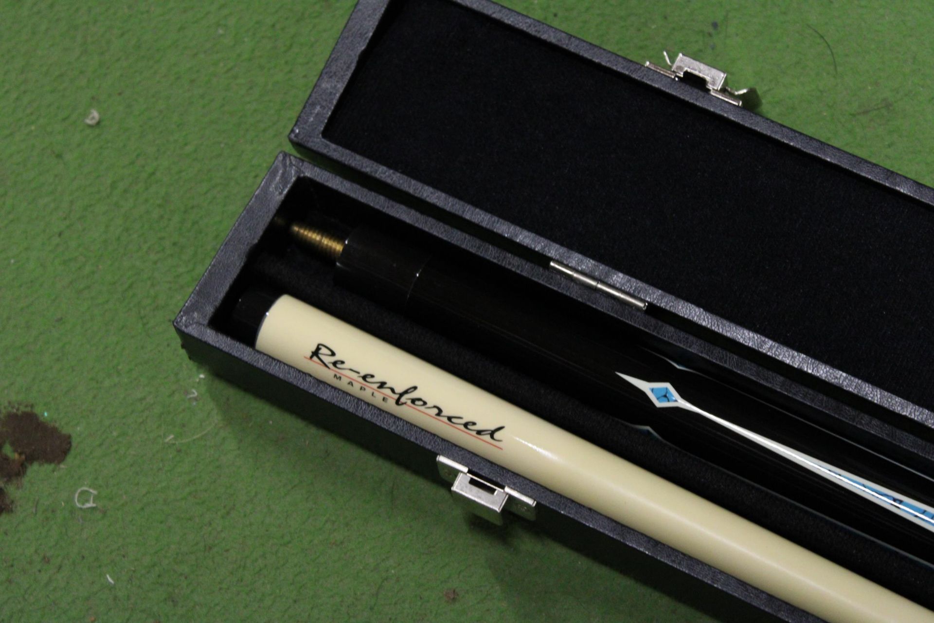 A STINGER DE LUX POOL CUE IN A HARD CASE - Image 2 of 6
