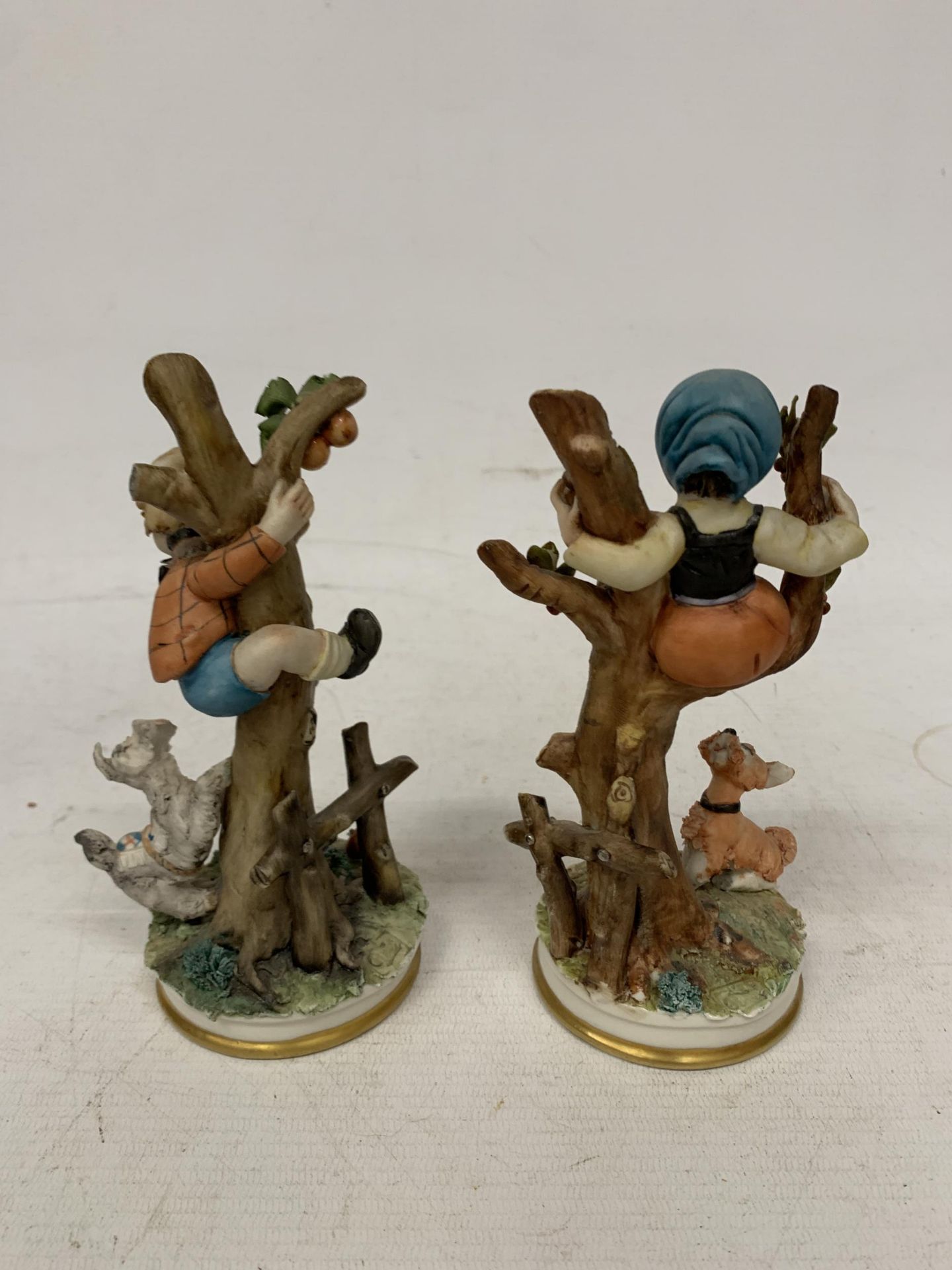 TWO CAPODIAMONTE FIGURES OF A GIRL AND A BOY IN A TREE WITH A DOG BARKING BELOW - Bild 2 aus 4