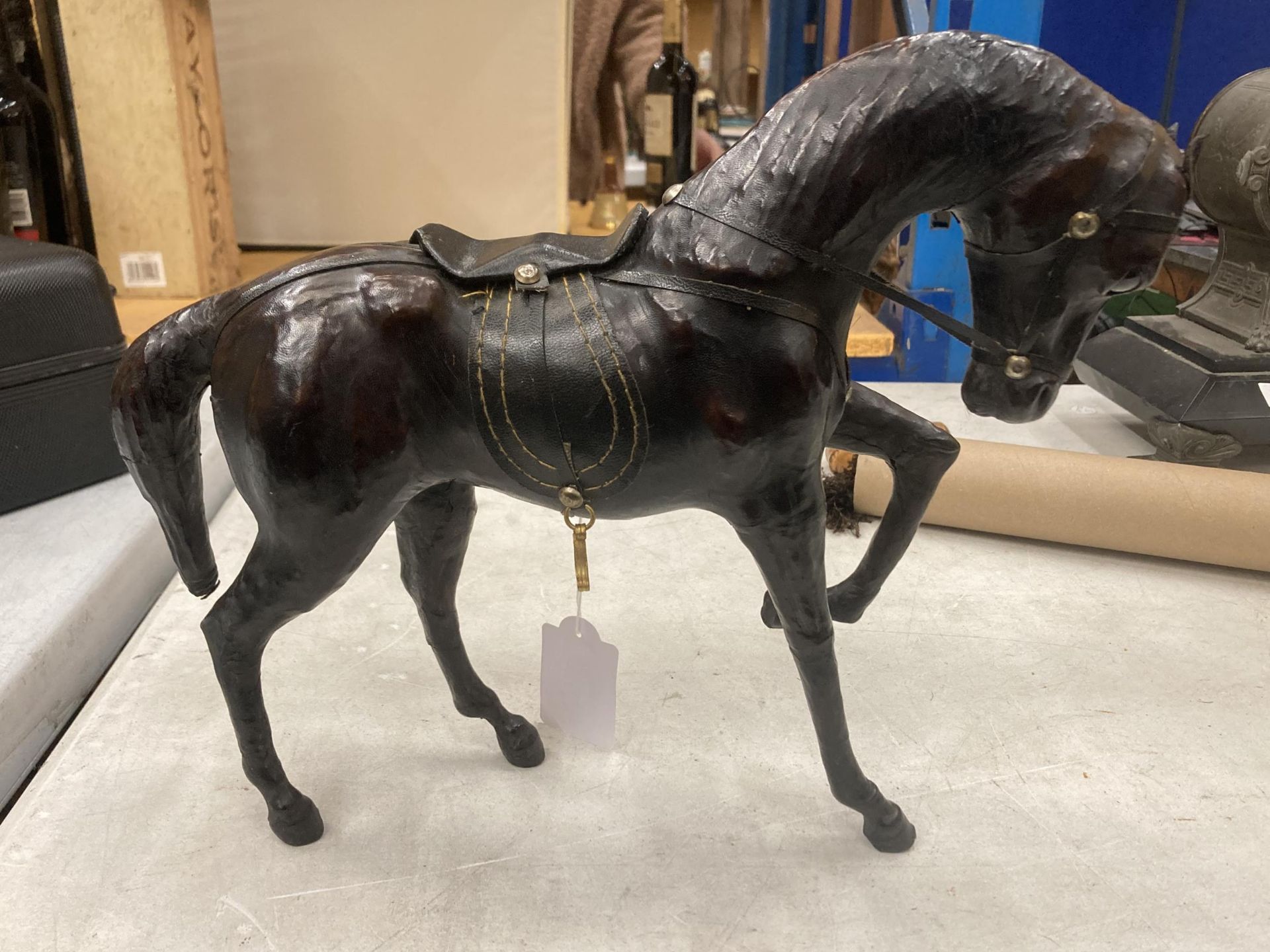 A VINTAGE LEATHER HORSE, HEIGHT 24CM, LENGTH 29CM - Image 3 of 4