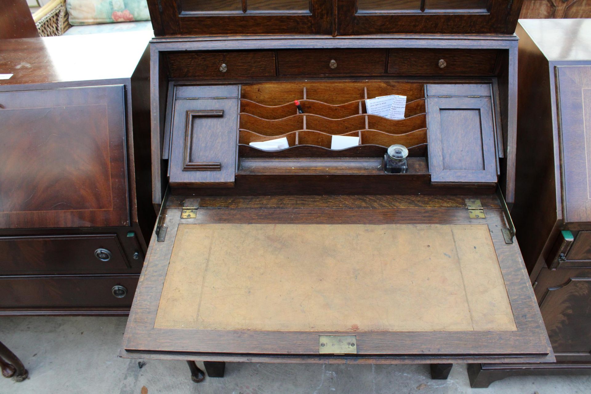 A EARLY 20TH CENTURY OAK SERPENTINE FRONTED BUREAU BOOKCASE WITH RETRACTABLE FITTED INTERIOR 29" - Image 4 of 6