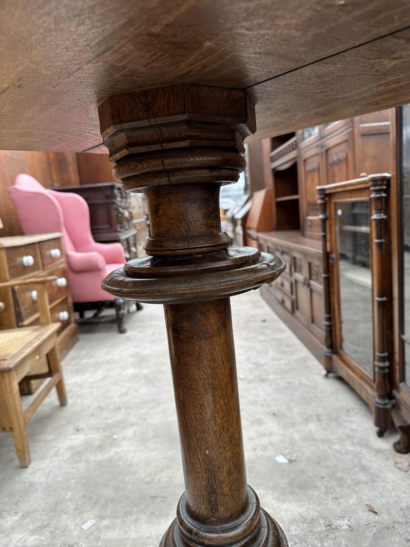 AN DOUBLE SIDED OAK CHOIR LECTERN WITH TURNED AND CARVED COLUMN - Image 5 of 6