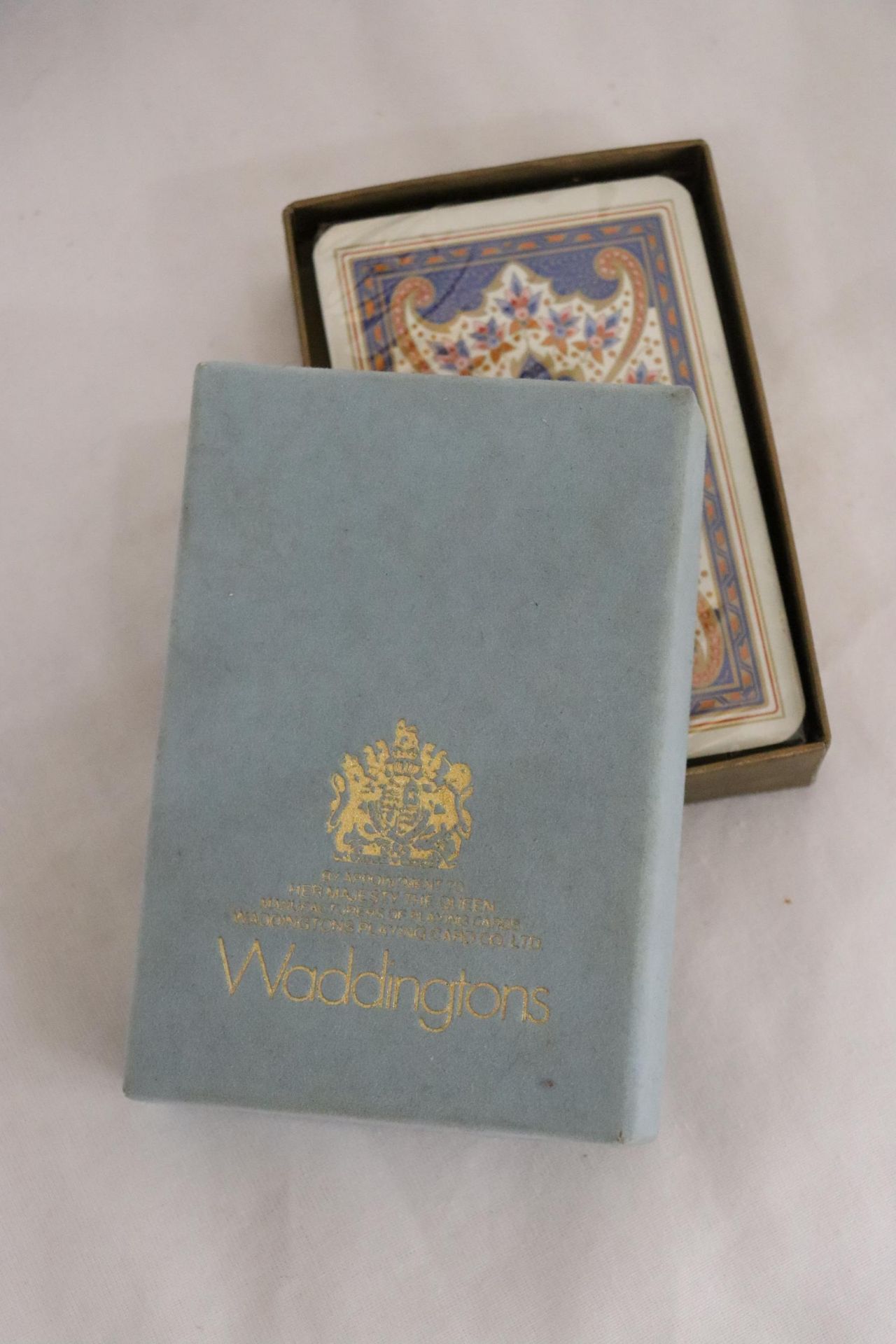 A WADDINGTONS WEDGWOOD JASPER CARD TRAY WITH PLAYING CARDS - Bild 5 aus 5