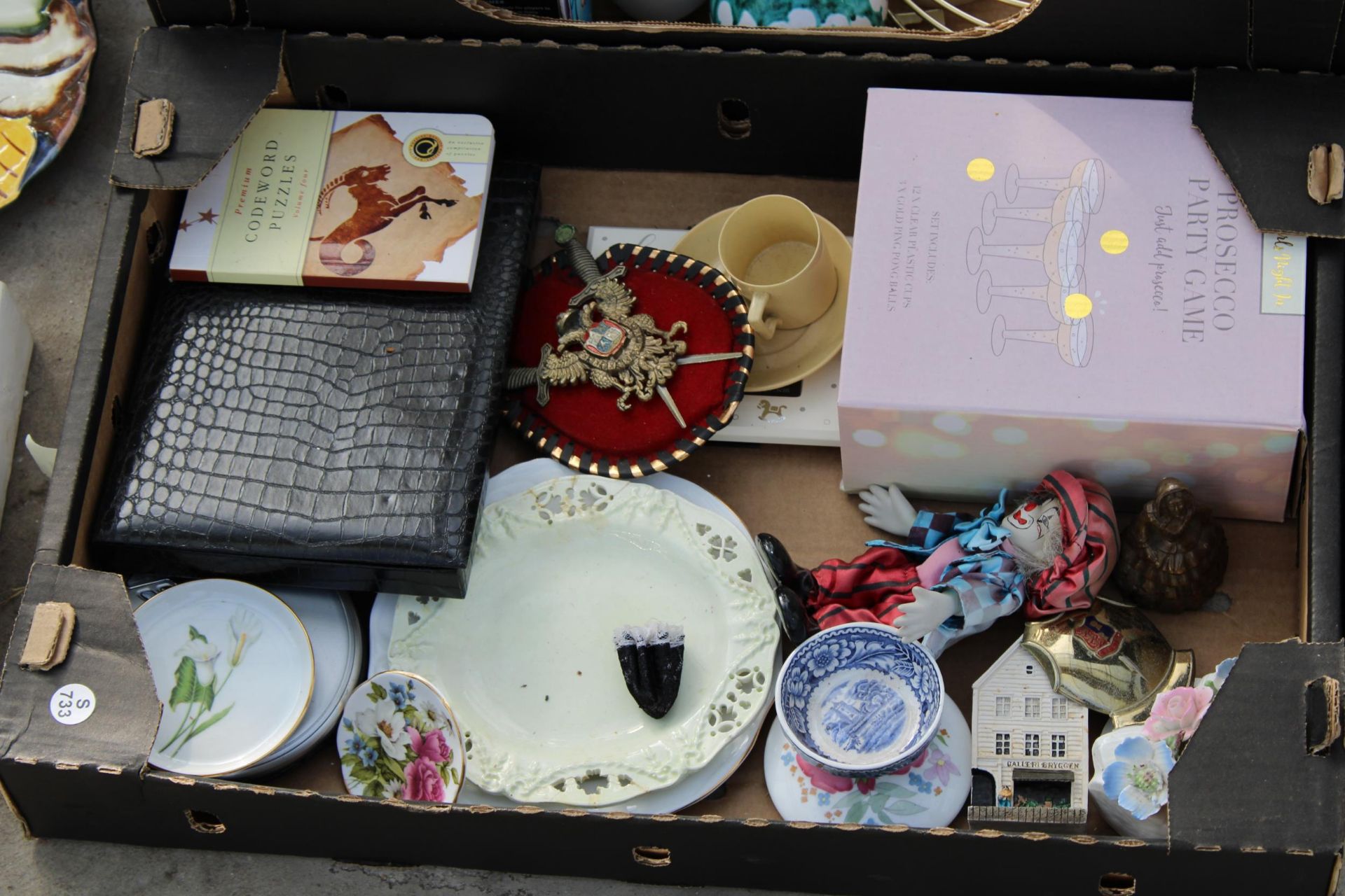 AN ASSORTMENT OF HOUSEHOLD ITEMS TO INCLUDE MUGS, PLATES AND FURTHER CERAMICS ETC - Image 3 of 4