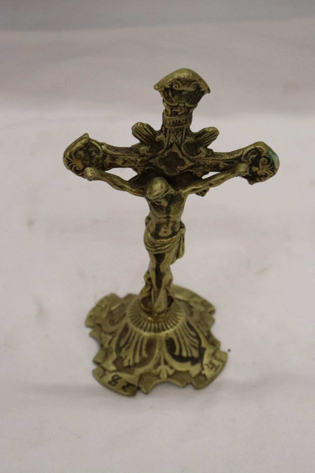 A HEAVY BRASS CROSS - 21.5 CM (H) - Image 6 of 6