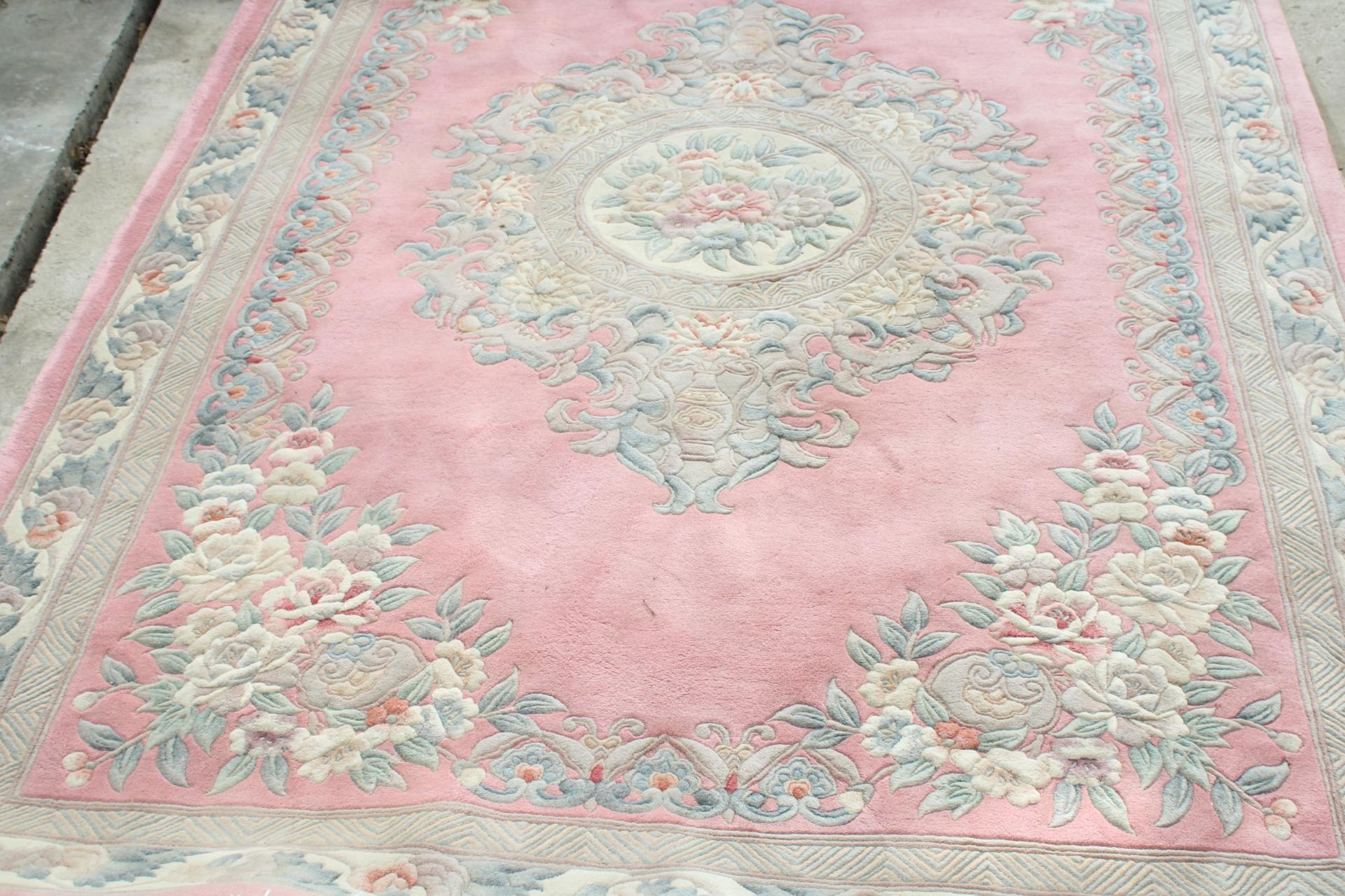 A LARGE PINK PATTERNED FRINGED RUG - Image 3 of 6