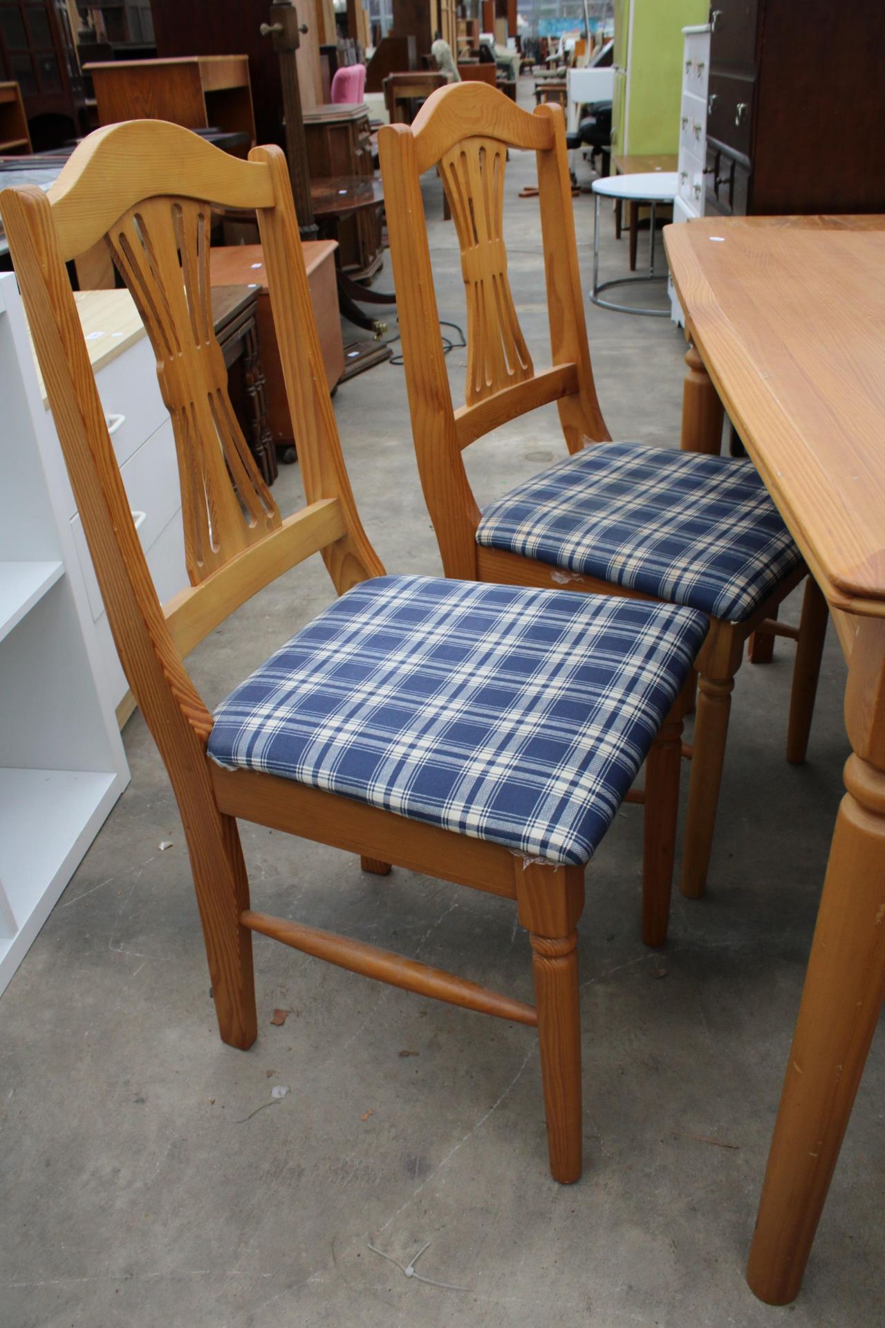 A PINE DINING TABLE 45" X 29" AND FOUR CHAIRS - Image 3 of 4