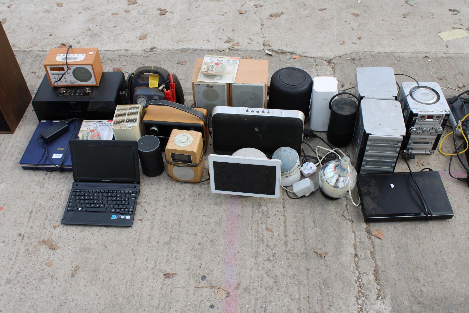 A LARGE COLLECTION OF ELECTRICAL ITEMS TO INCLUDE A SAMSUNG LAPTOP, RECORD PLAYERS, ETC