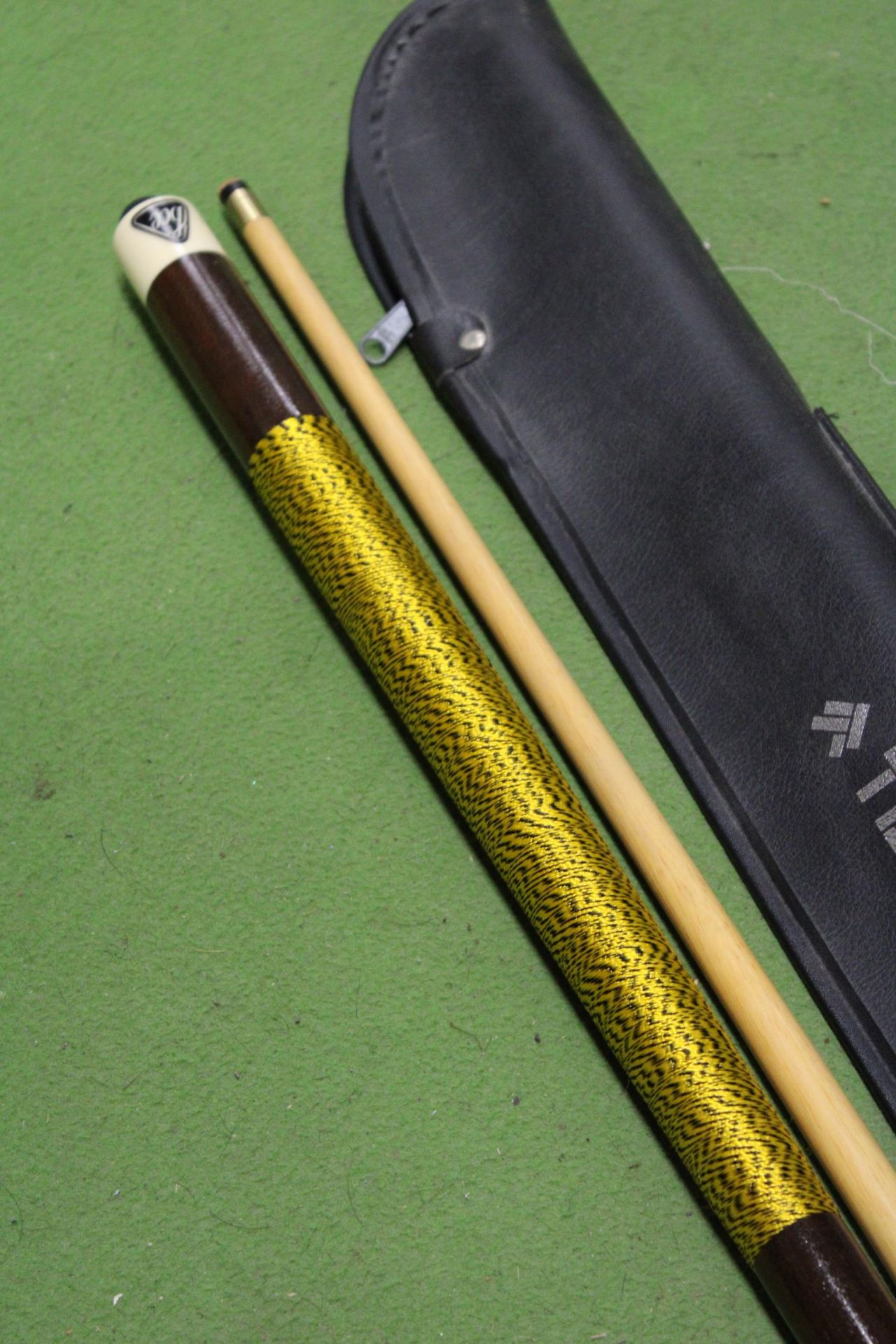 A BCE POOL/SNOOKER CUE IN A SOFT CASE - Image 6 of 6