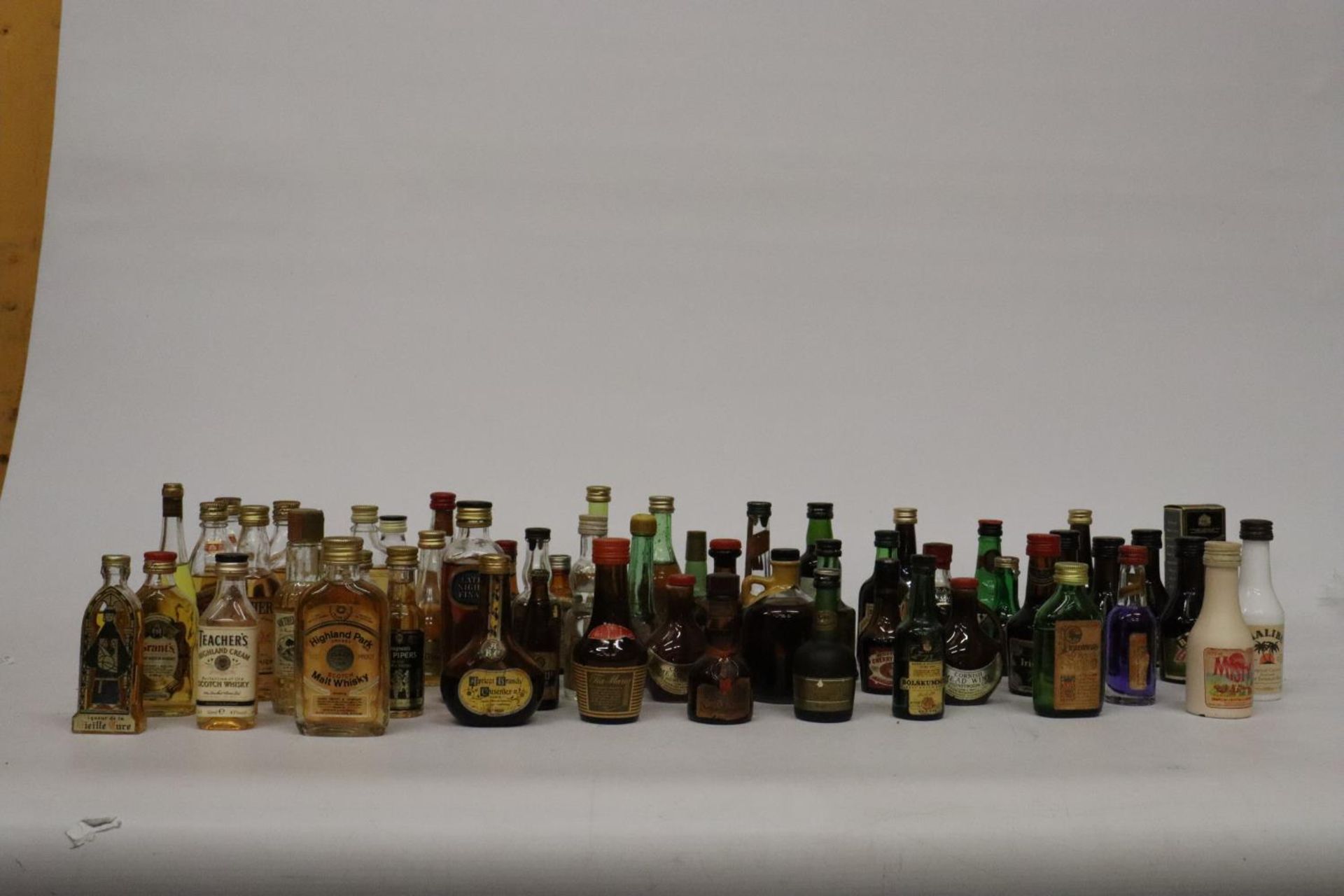 A LARGE QUANTITY OF MINIATURE BOTTLES OF ALCOHOL - Bild 2 aus 10