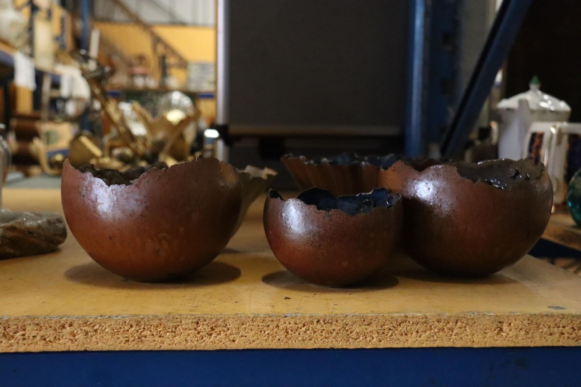 A COLLECTION OF STUDIO POTTERY SHELLS WITH FOLIAGE/FLOWER DESIGN MARKED CP TO BASE (5 IN TOTAL) - Image 8 of 9