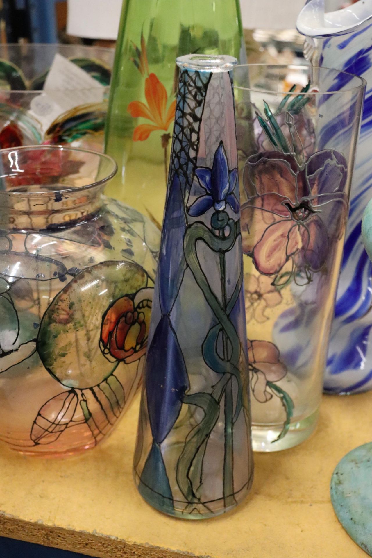 A LARGE MIXED LOT OF PAINTED ON GLASS VASES PLUS ONE DELCROFT WARE CERAMIC VASE - Image 4 of 11