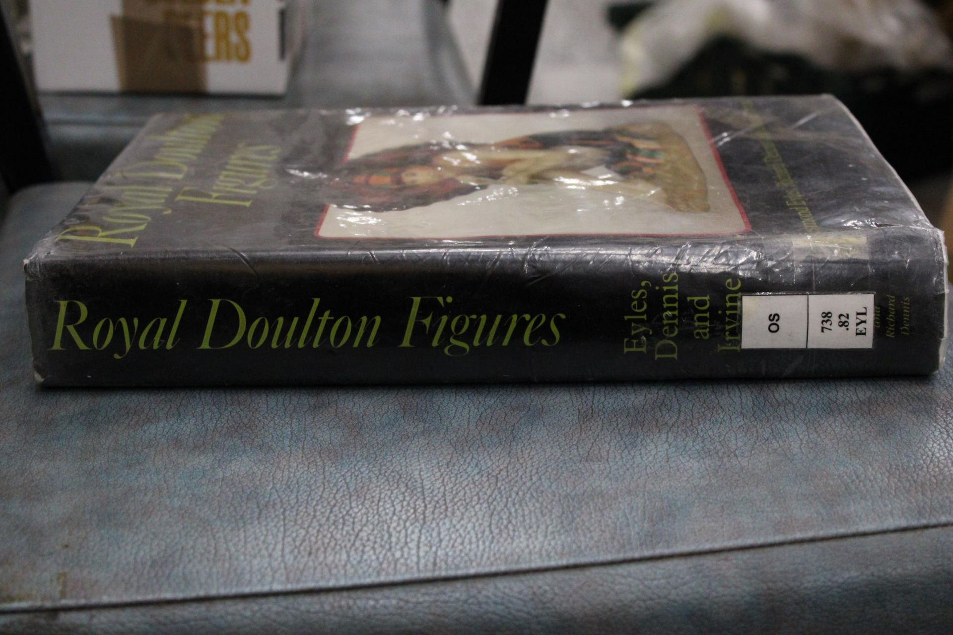 A VINTAGE ROYAL DOULTON FIGURES BOOK - Image 2 of 5
