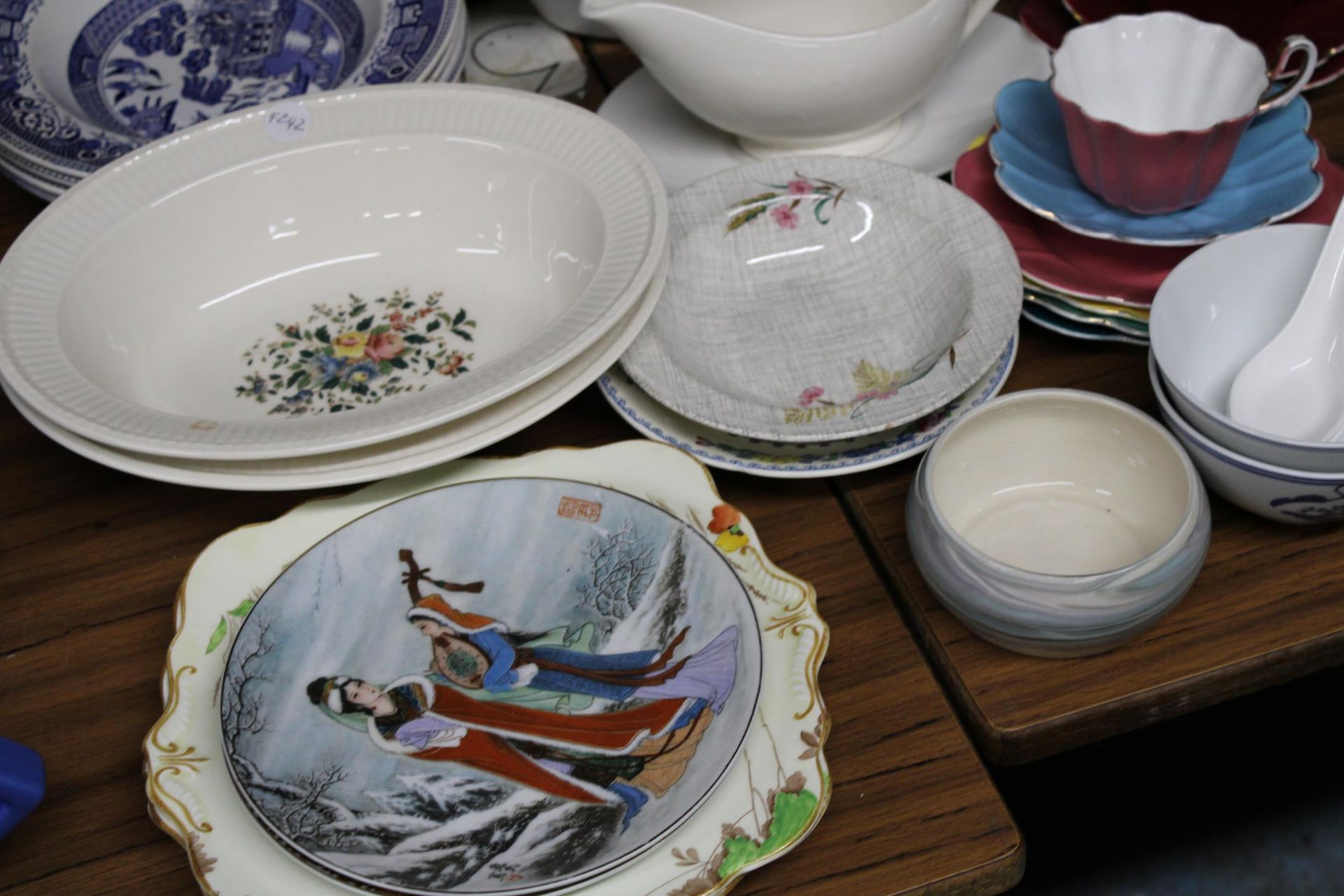 A LARGE QUANTITY OF CERAMICS TO INCLUDE ROYAL STUART CUPS, SAUCERS AND SIDE PLATESGOEBEL AND - Image 2 of 5