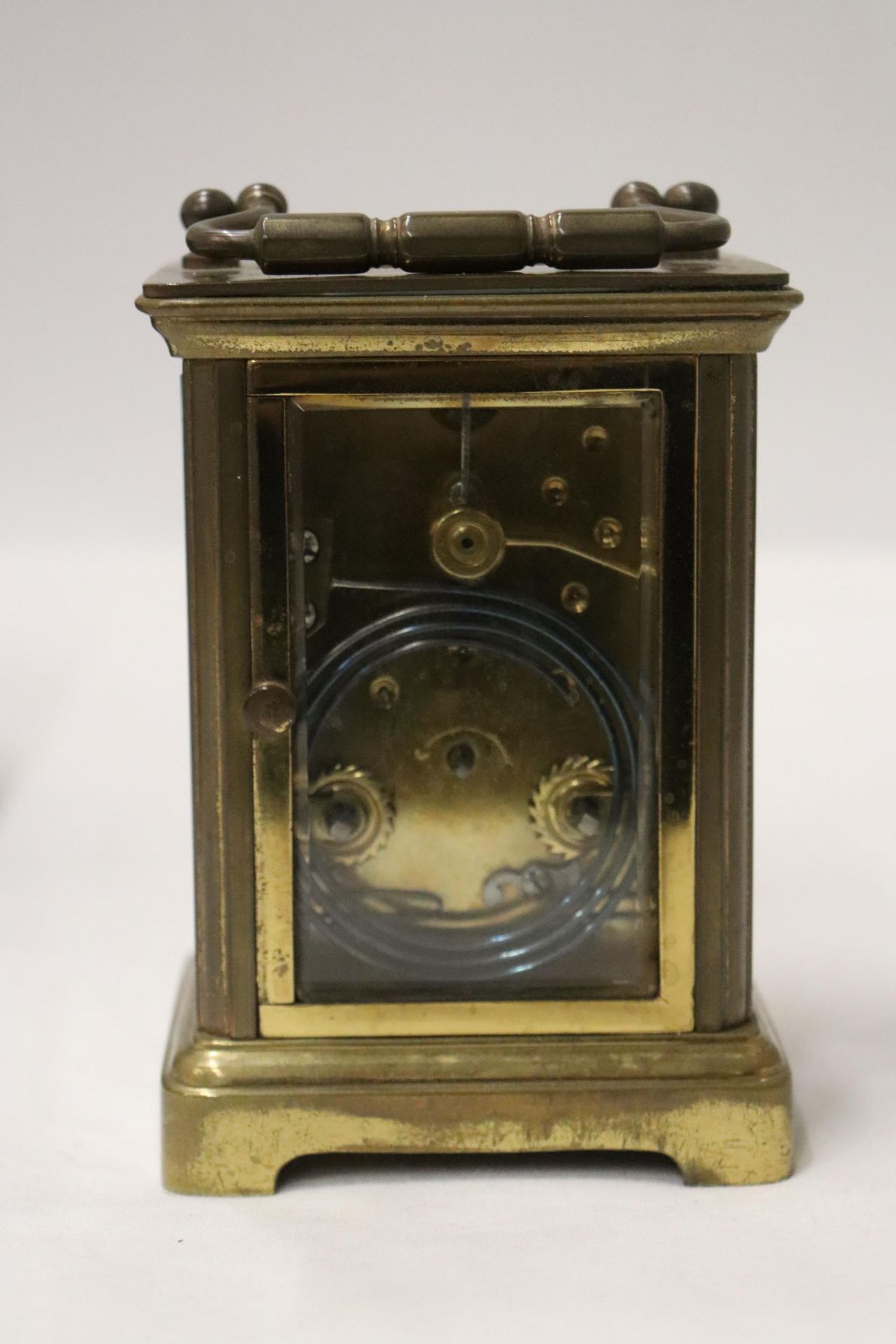 A VINTAGE BRASS ALARM CLOCK WITH GLASS SIDES TO SHOW INNER WORKINGS, IN A LEATHER CASE - Image 6 of 11