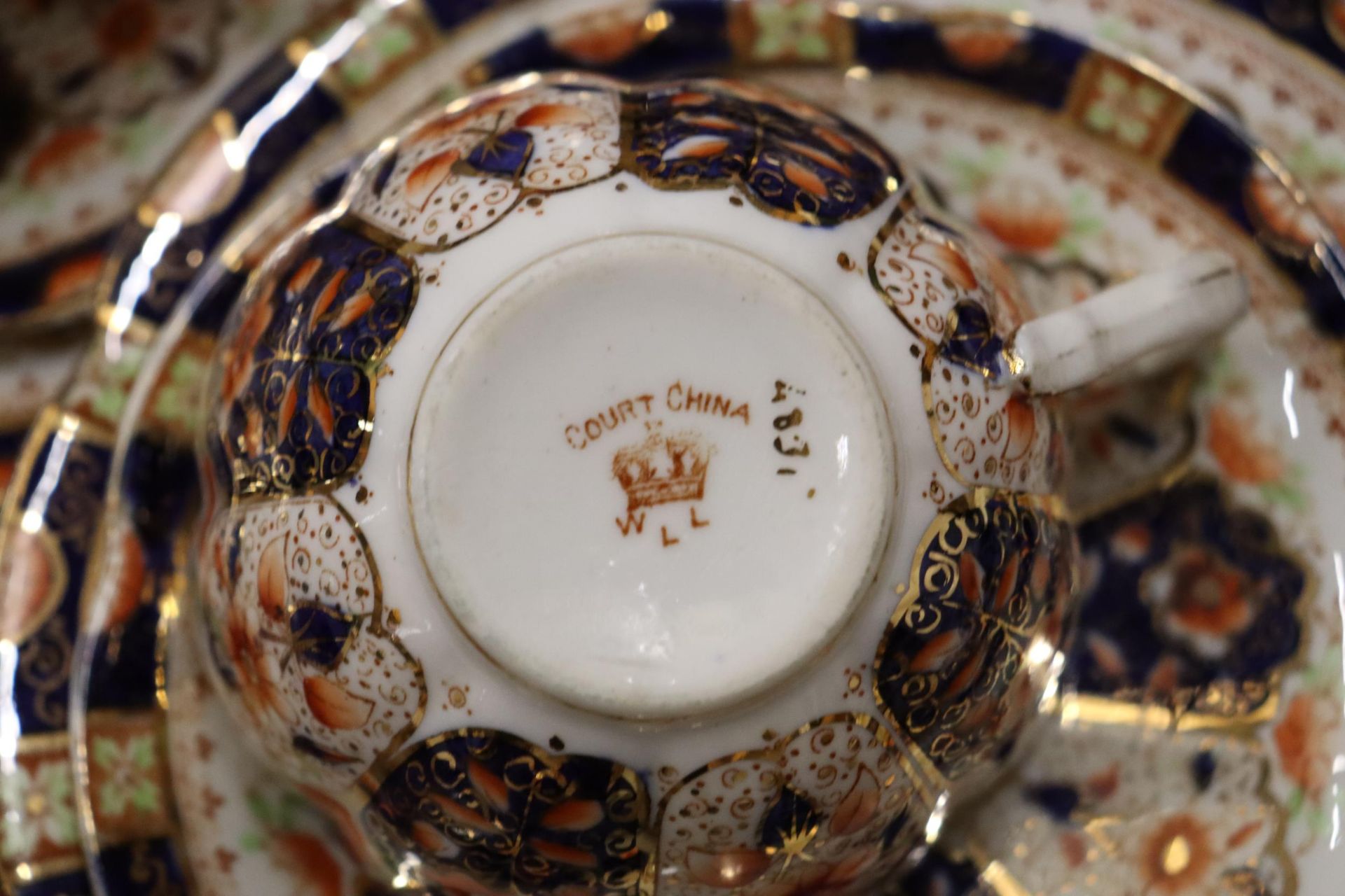 AN ANTIQUE 'COURT CHINA' TEASET TO INCLUDE CAKE PLATES, CUPS, SAUCERS, SIDE PLATES AND A SUGAR BOWL - Image 9 of 9