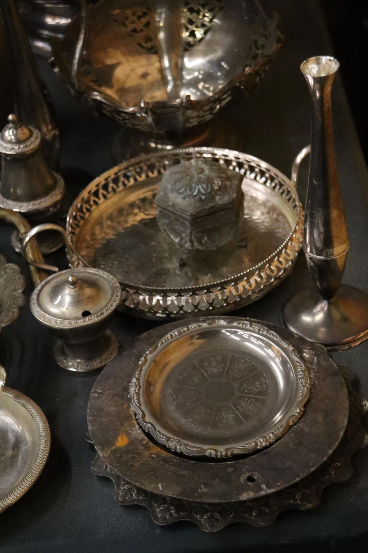 A QUANTITY OF SILVER PLATED ITEMS TO INCLUDE A LARGE BOWL, CANDLESTICK, TRAY, PLATES, SUGAR - Image 4 of 9