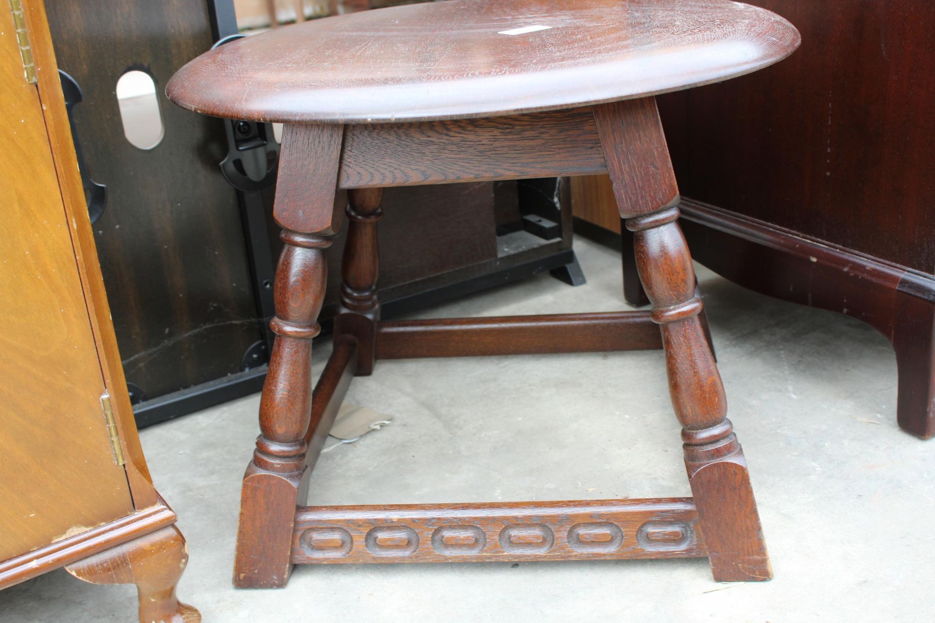 AN OAK OCCASIONAL ON TURNED KICK OUT LEGS 20" DIAMETER - Image 2 of 2