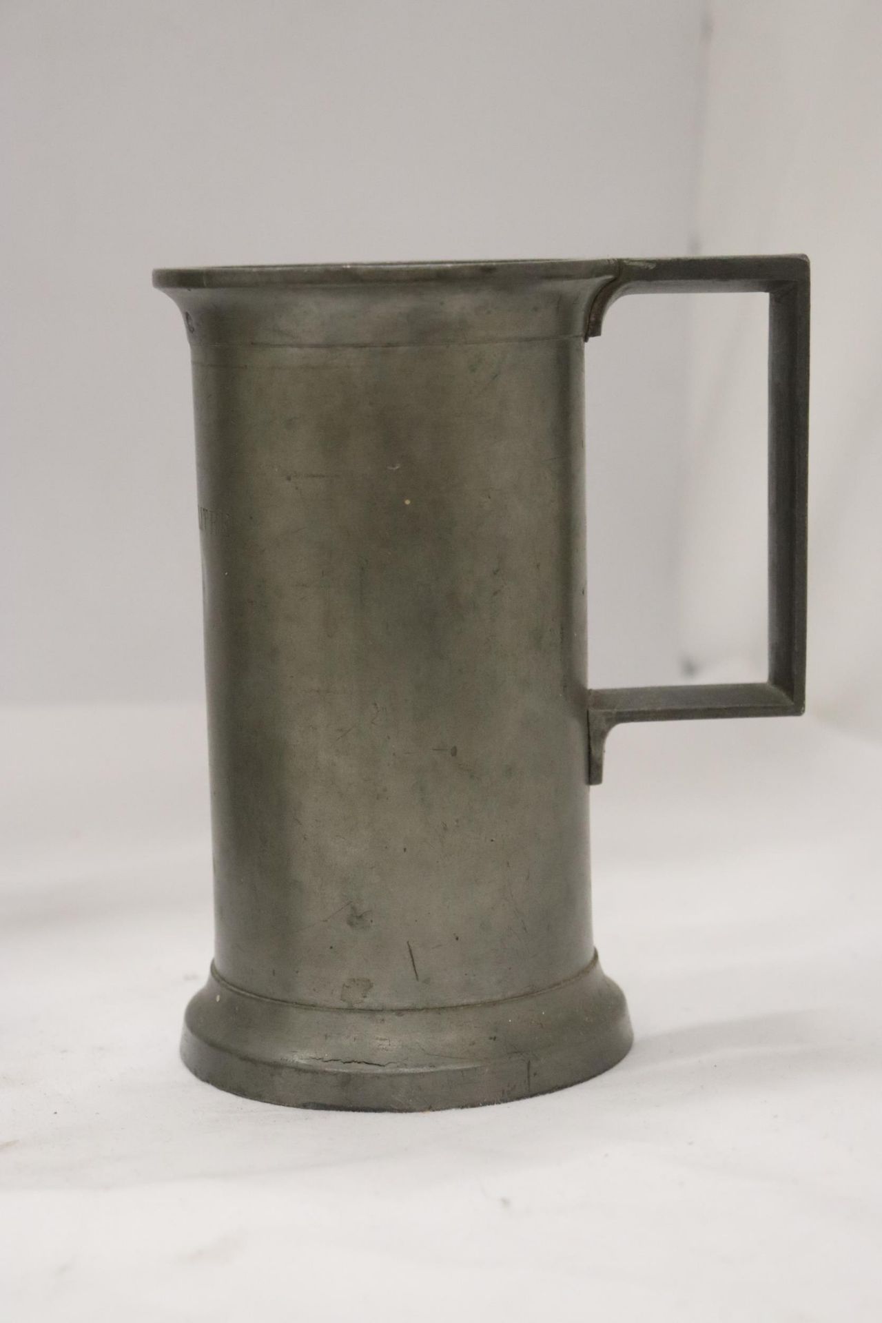 A COLLECTION OF ANTIQUE FRENCH PEWTER TANKARDS OF VARYING SIZES - 6 IN TOTAL - Image 5 of 10