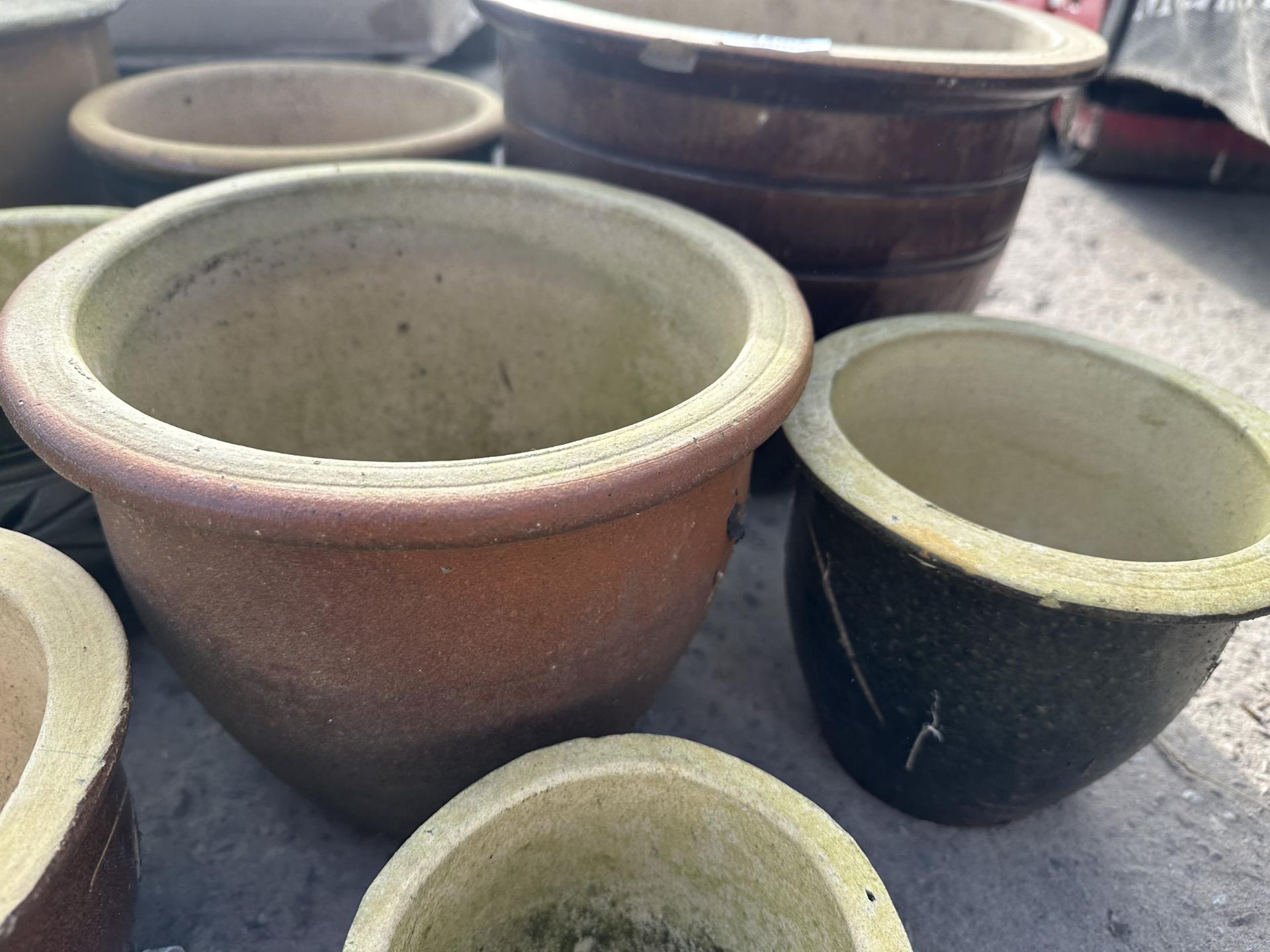 AN ASSORTMENT OF VARIOUS SIZED GLAZED PLANT POTS - Image 2 of 3