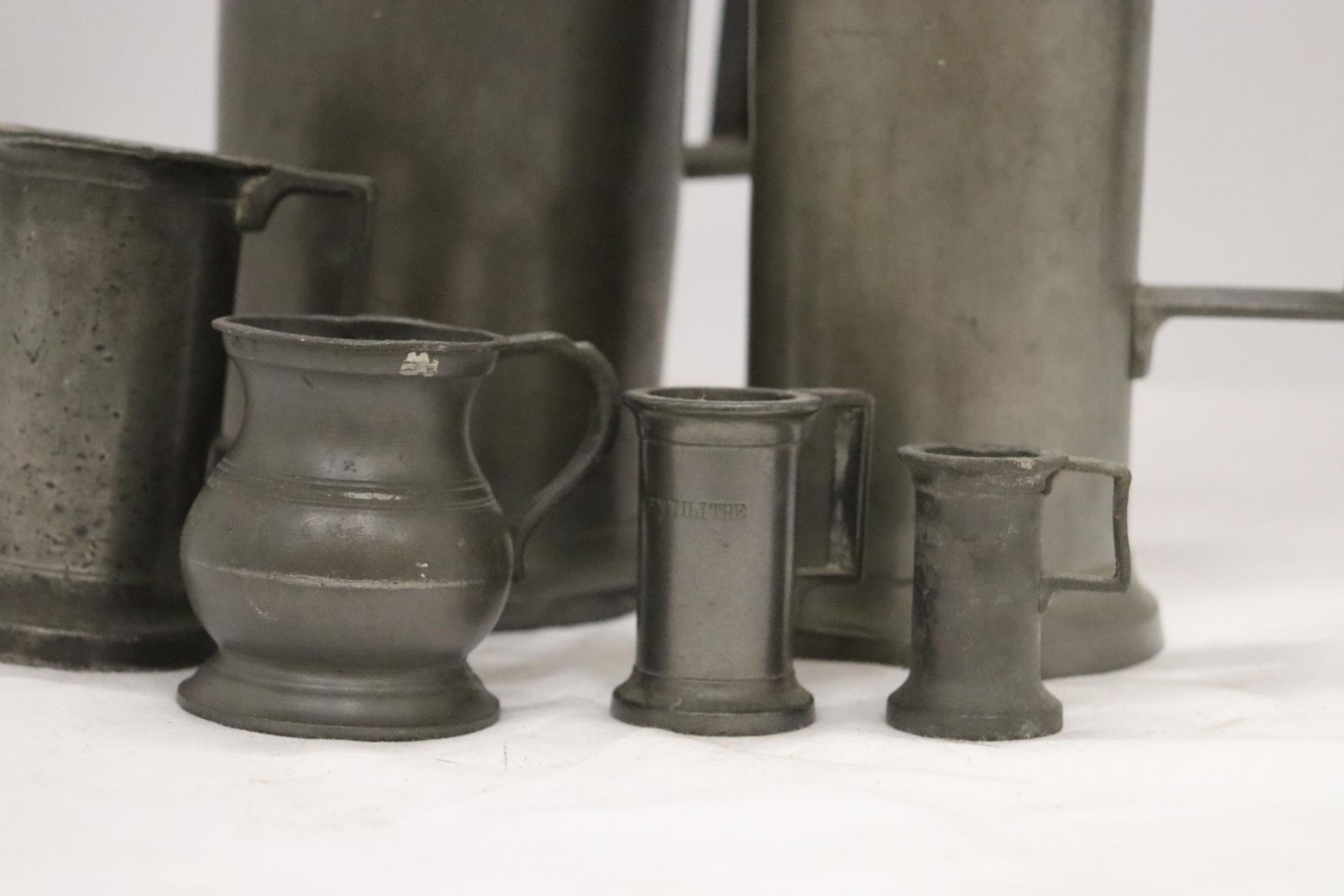 A COLLECTION OF ANTIQUE FRENCH PEWTER TANKARDS OF VARYING SIZES - 6 IN TOTAL - Image 3 of 10
