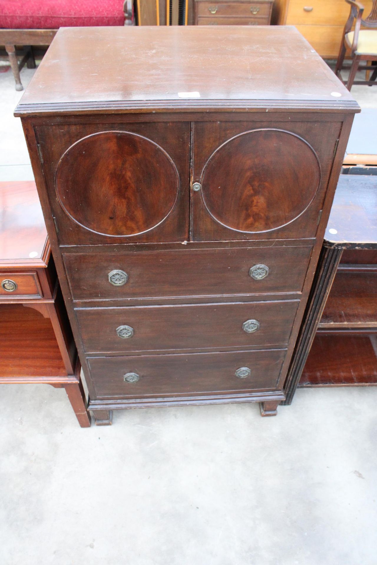 AN EDWARIDAN MAHOGANY CHEST OF THREE GRADUATED DRAWERS WITH A TWO DOOR CUPBOARD TO TOP SECTION 25"