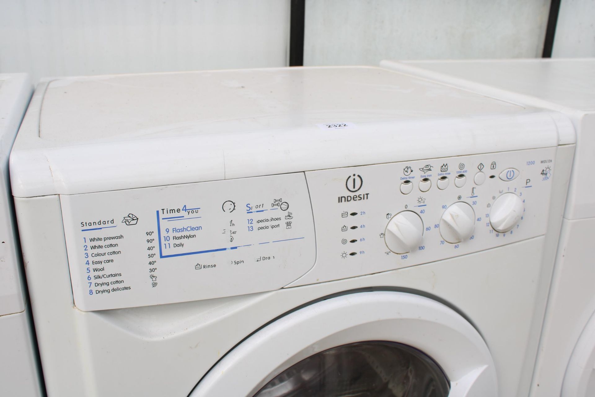 A WHITE INDESIT 4KG WASHING MACHINE - Image 2 of 3