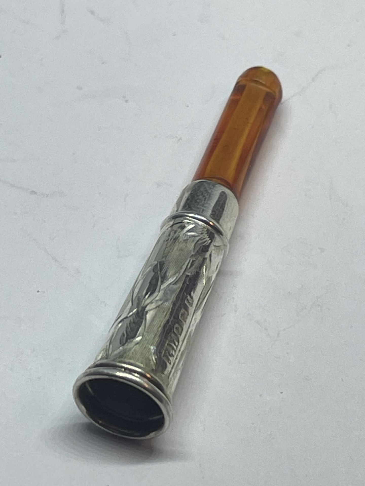 A HALLMARKED BIRMINGHAM SILVER AND AMBER CHEROOT HOLDER IN A HALLMARKED CASE - Image 2 of 4