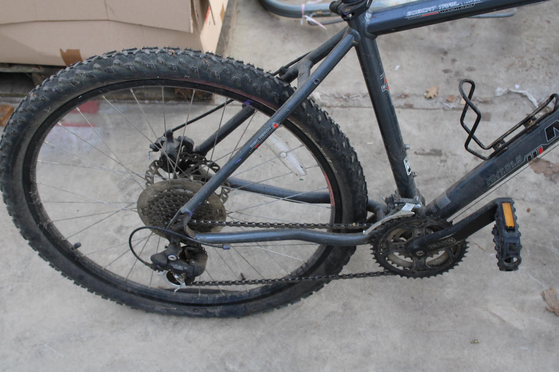 A MARIN BOBCAT TRAIL MOUNTAIN BIKE WITH FRONT SUSPENSION AND 24 SPEED SHIMANO GEARS SYSTEM - Bild 3 aus 4