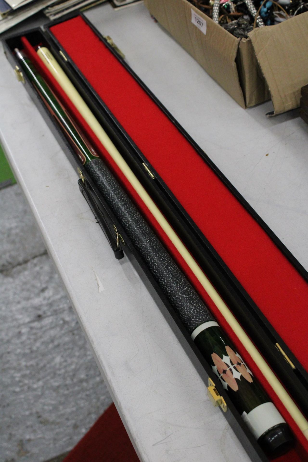A DECORATIVE POOL CUE IN A HARD CASE - Image 5 of 5