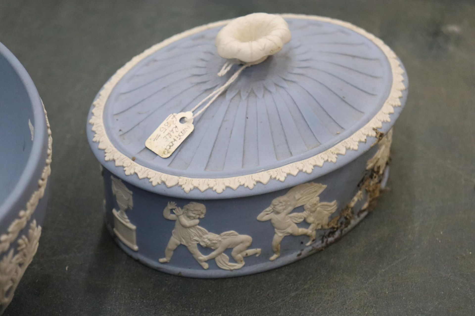 A COLLECTION OF POWDER BLUE WEDGWOOD JASPERWARE TO INCLUDE PIN TRAYS, TRINKET BOXES, VASES, BOWLS, - Image 7 of 9